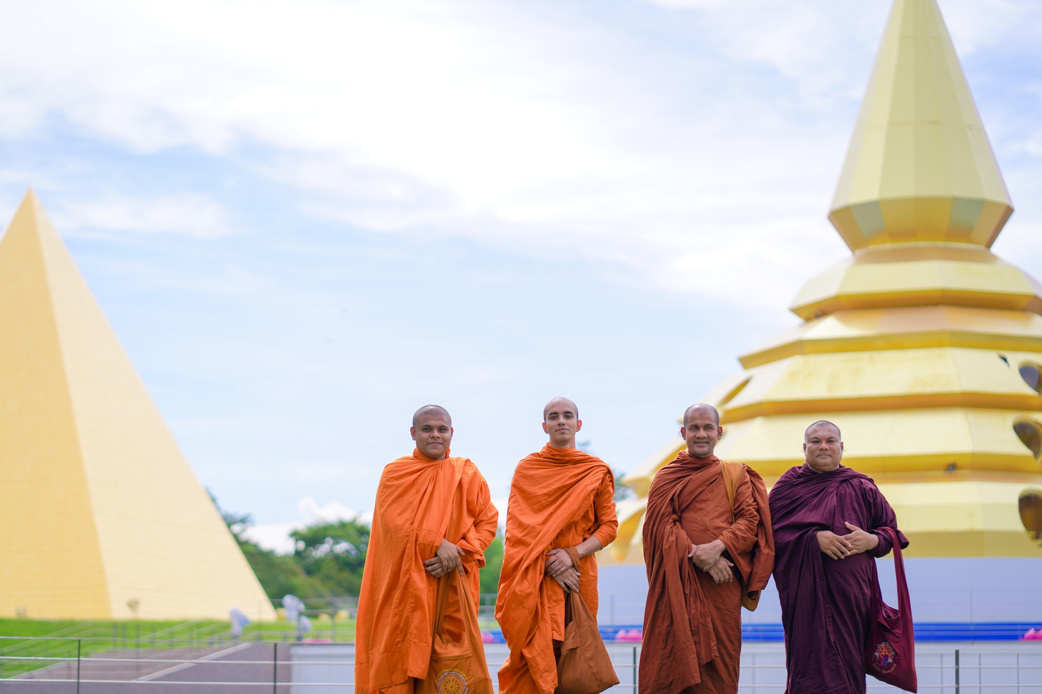 พระภิกษุชาวบังคลาเทศ เดินทางมาเยี่ยมชมวัดพระธรรมกาย