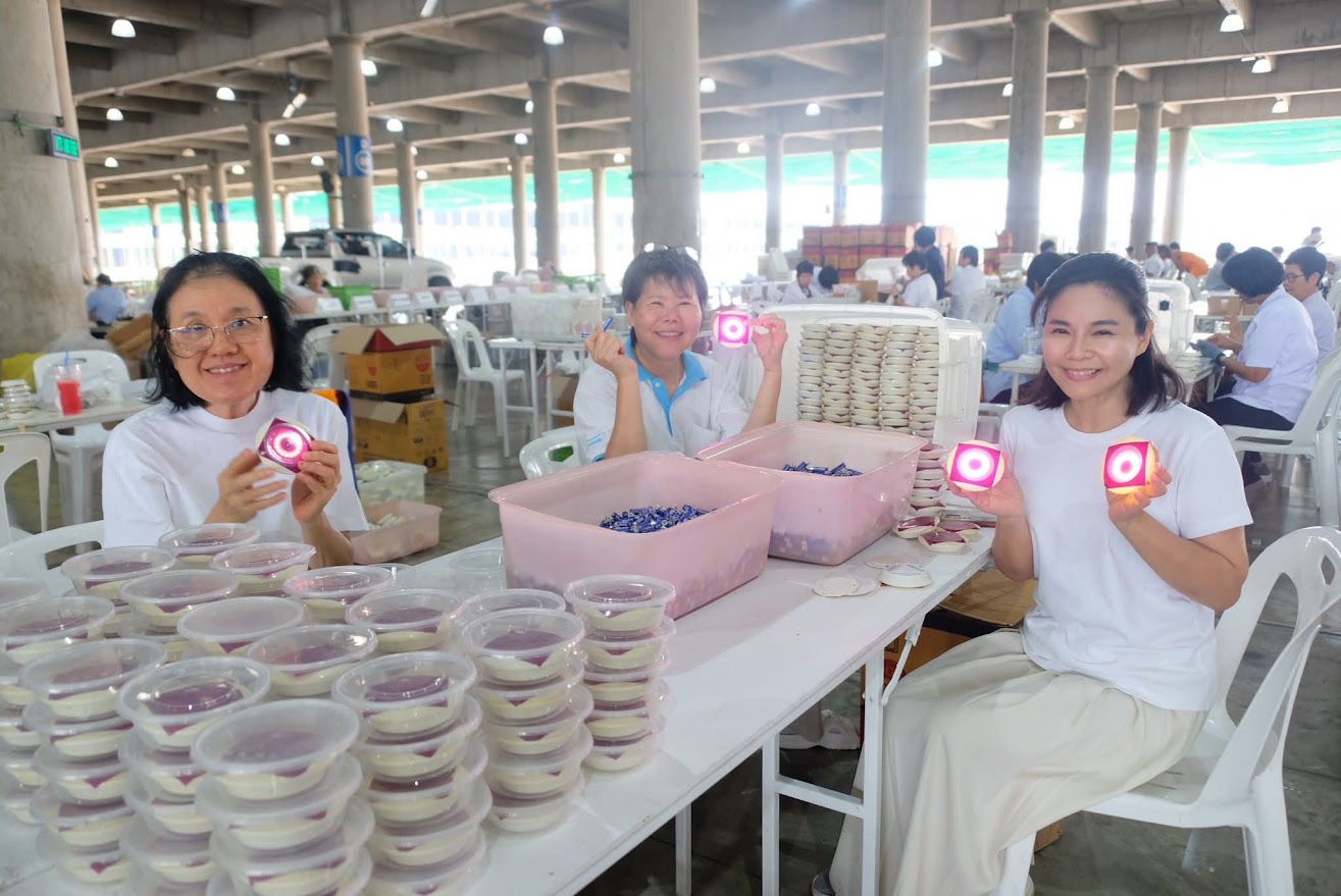 เจ้าหน้าที่วัดพระธรรมกาย และสาธุชน ร่วมกันใส่ถ่านประทีป LED เพื่อใช้จุดประทีปวันวิสาขบูชา