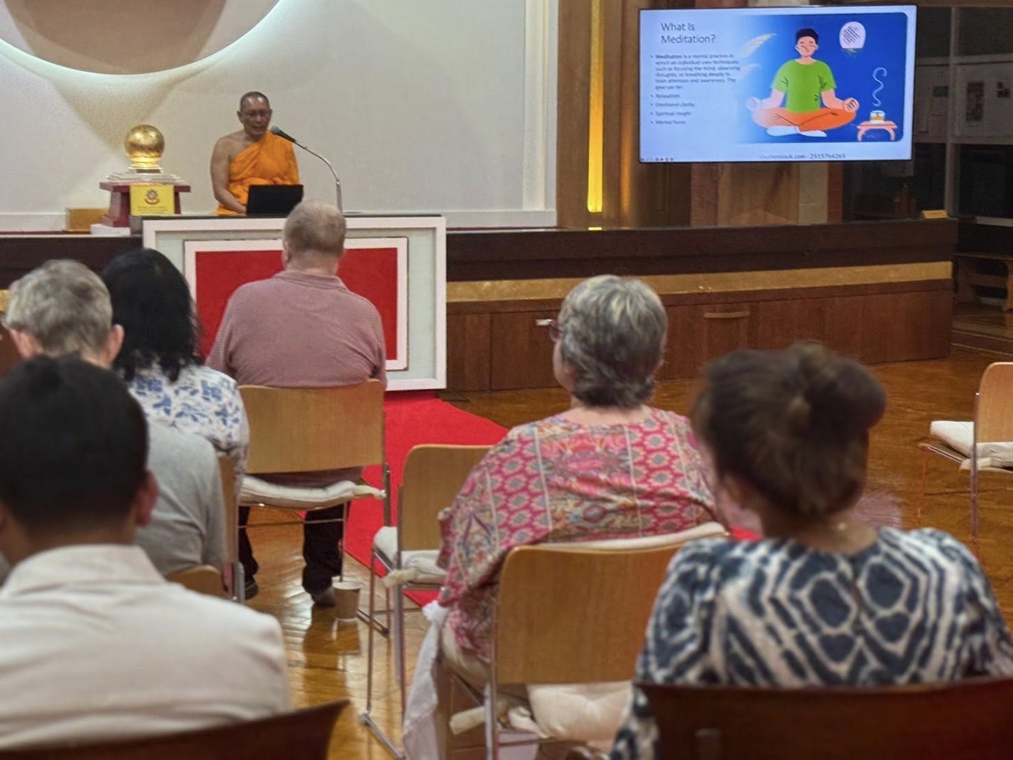 วัดพระธรรมกายลอนดอน จัดคลาสสมาธิประจำสัปดาห์