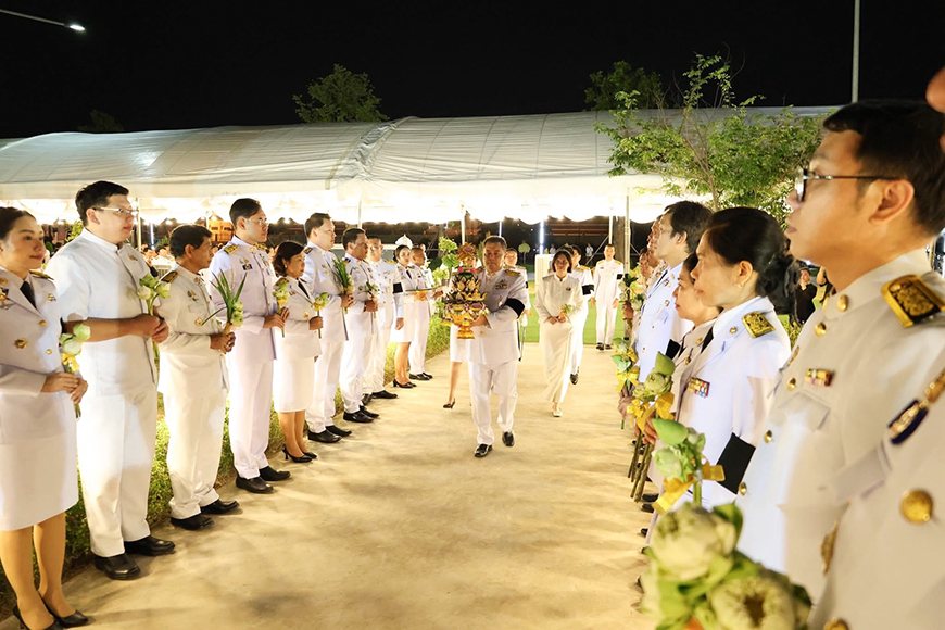 ผู้แทนคณะศิษย์วัดพระธรรมกาย ร่วมพิธีเชิญพุ่มดอกบัวประดิษฐ์พระราชทาน ถวายสักการะ “พระศรีมหาโพธิทศมราชบพิตร”