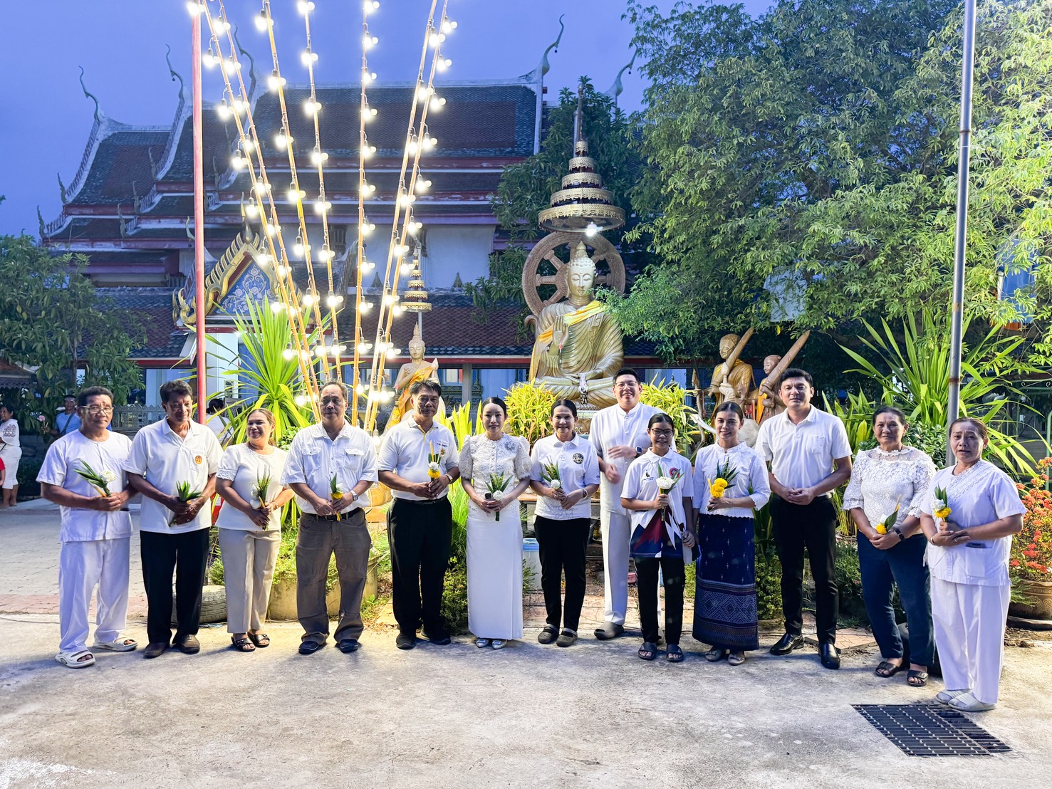 พุทธศาสนิกชน อำเภอคลองหลวง ร่วมกิจกรรมงานบุญเนื่องในวันวิสาขบูชา