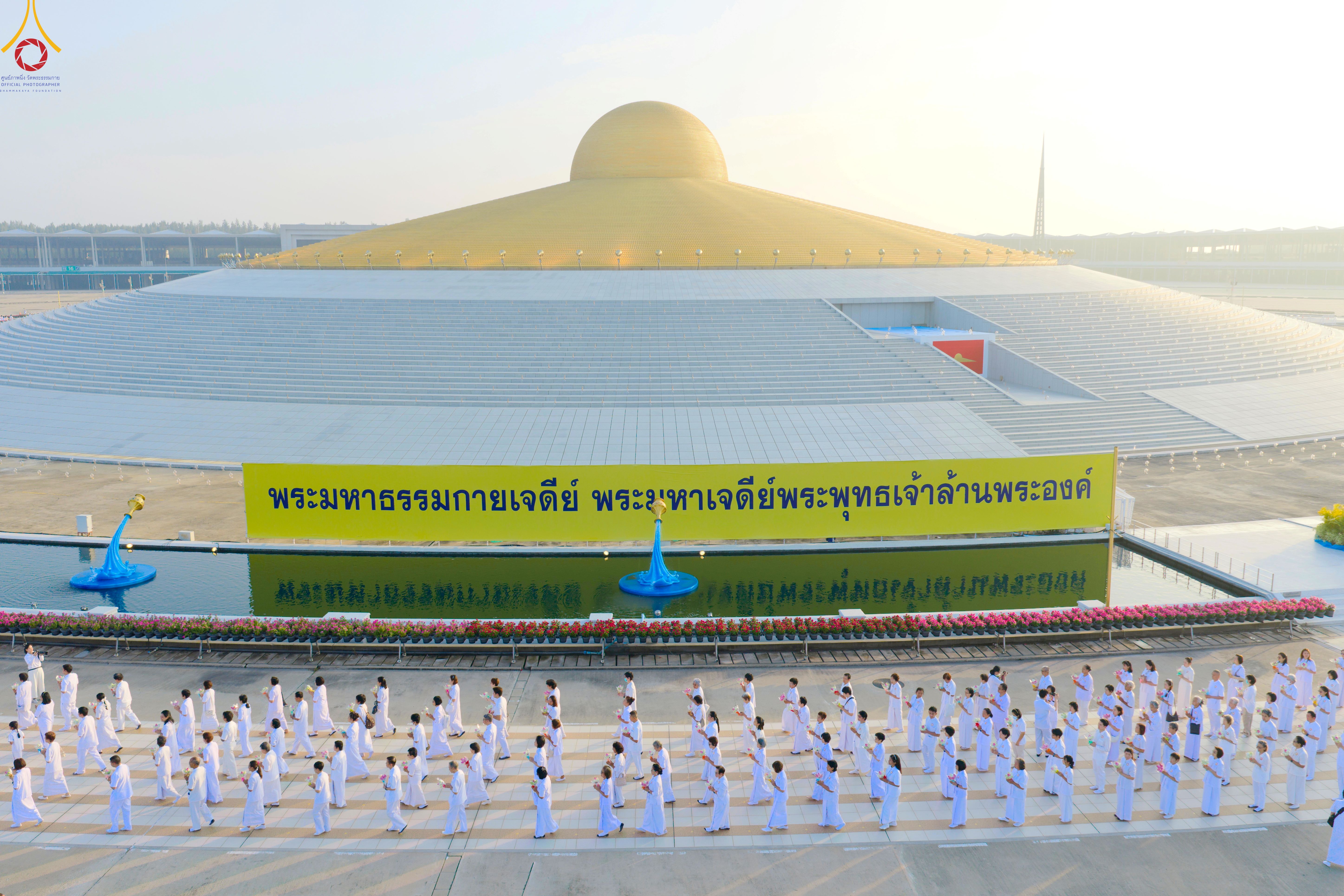 วัดพระธรรมกาย จัดพิธีบรรพชาและอุปสมบทอุทิศชีวิต