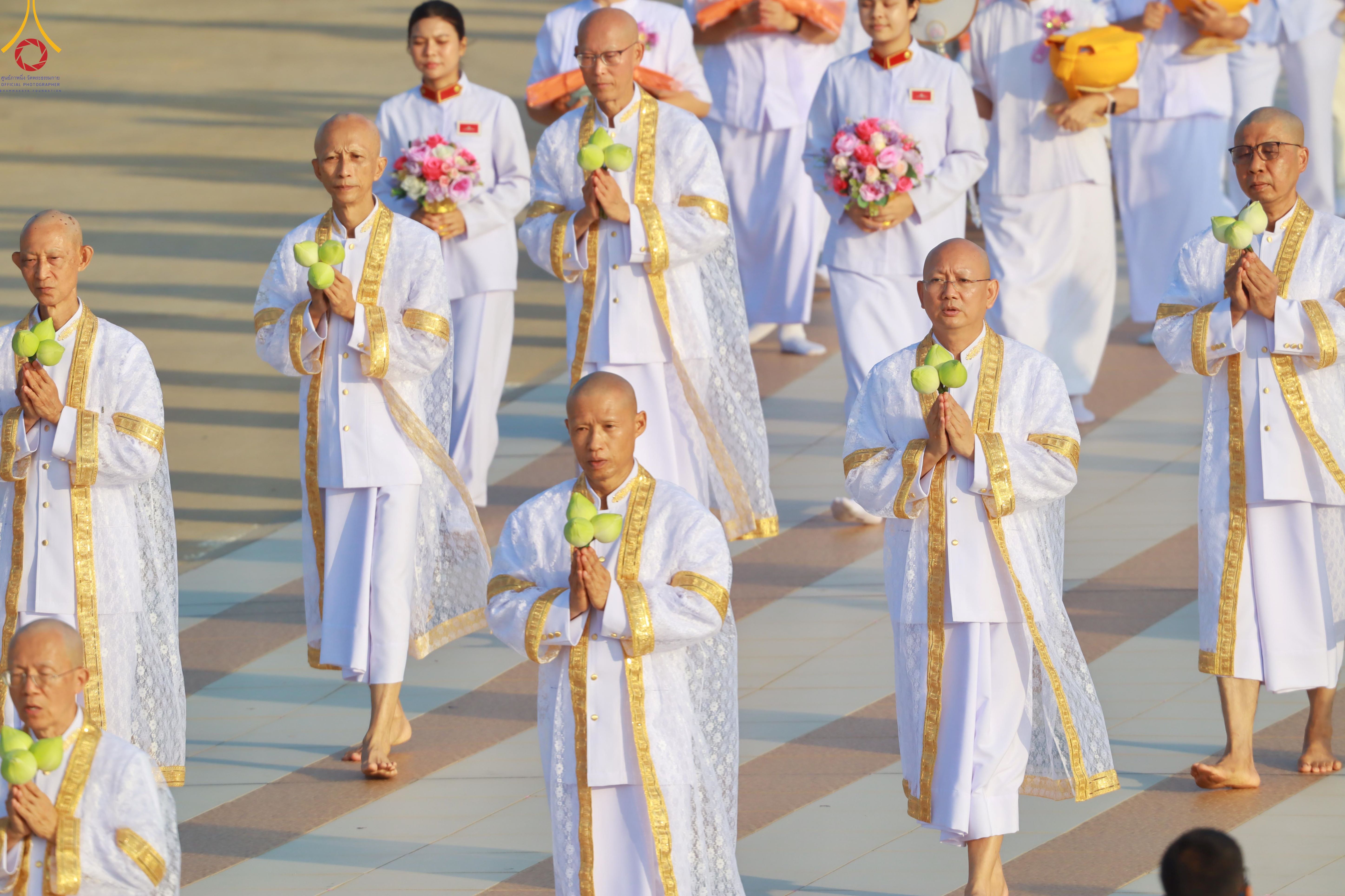 วัดพระธรรมกาย จัดพิธีบรรพชาและอุปสมบทอุทิศชีวิต