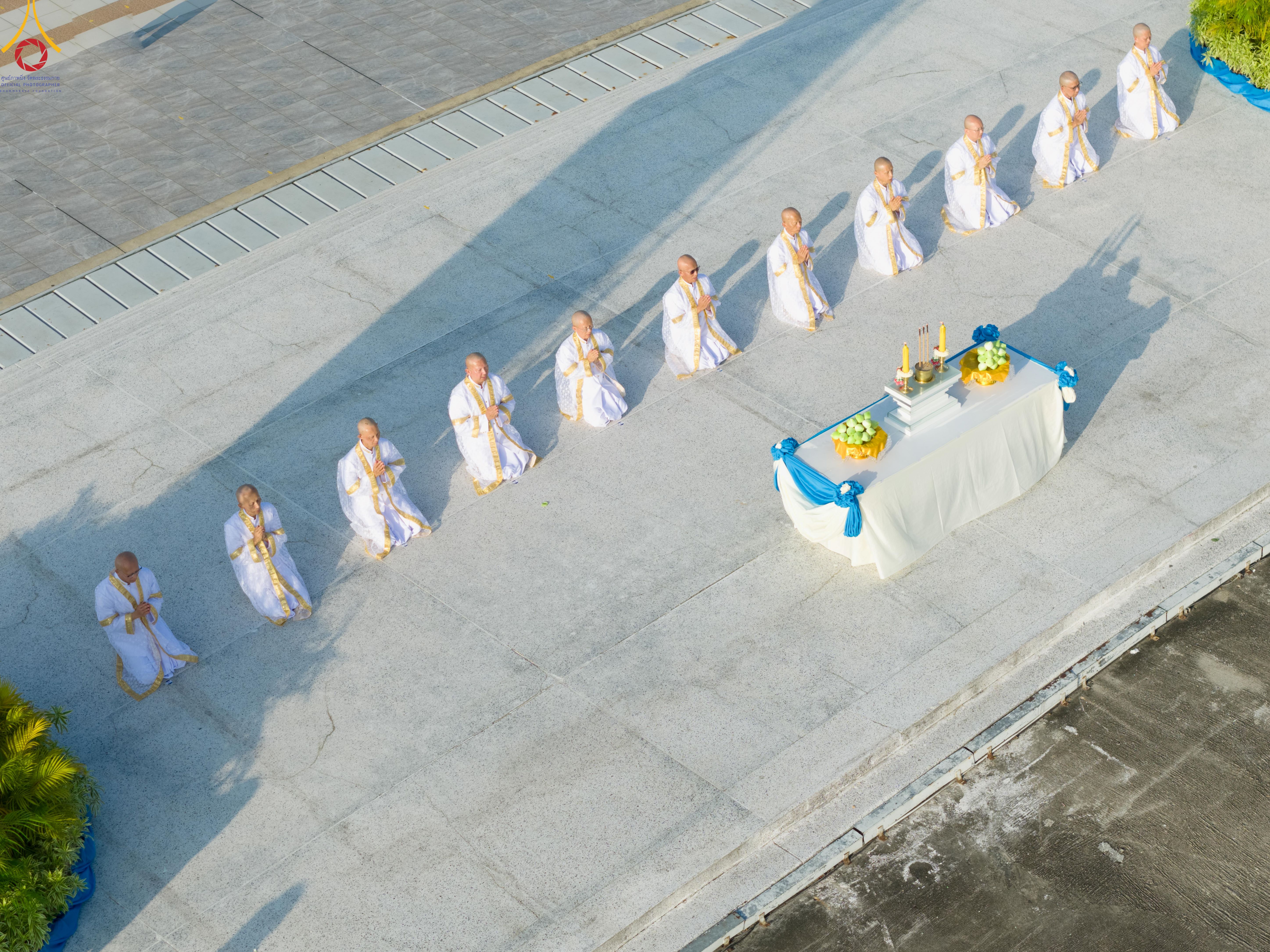 วัดพระธรรมกาย จัดพิธีบรรพชาและอุปสมบทอุทิศชีวิต