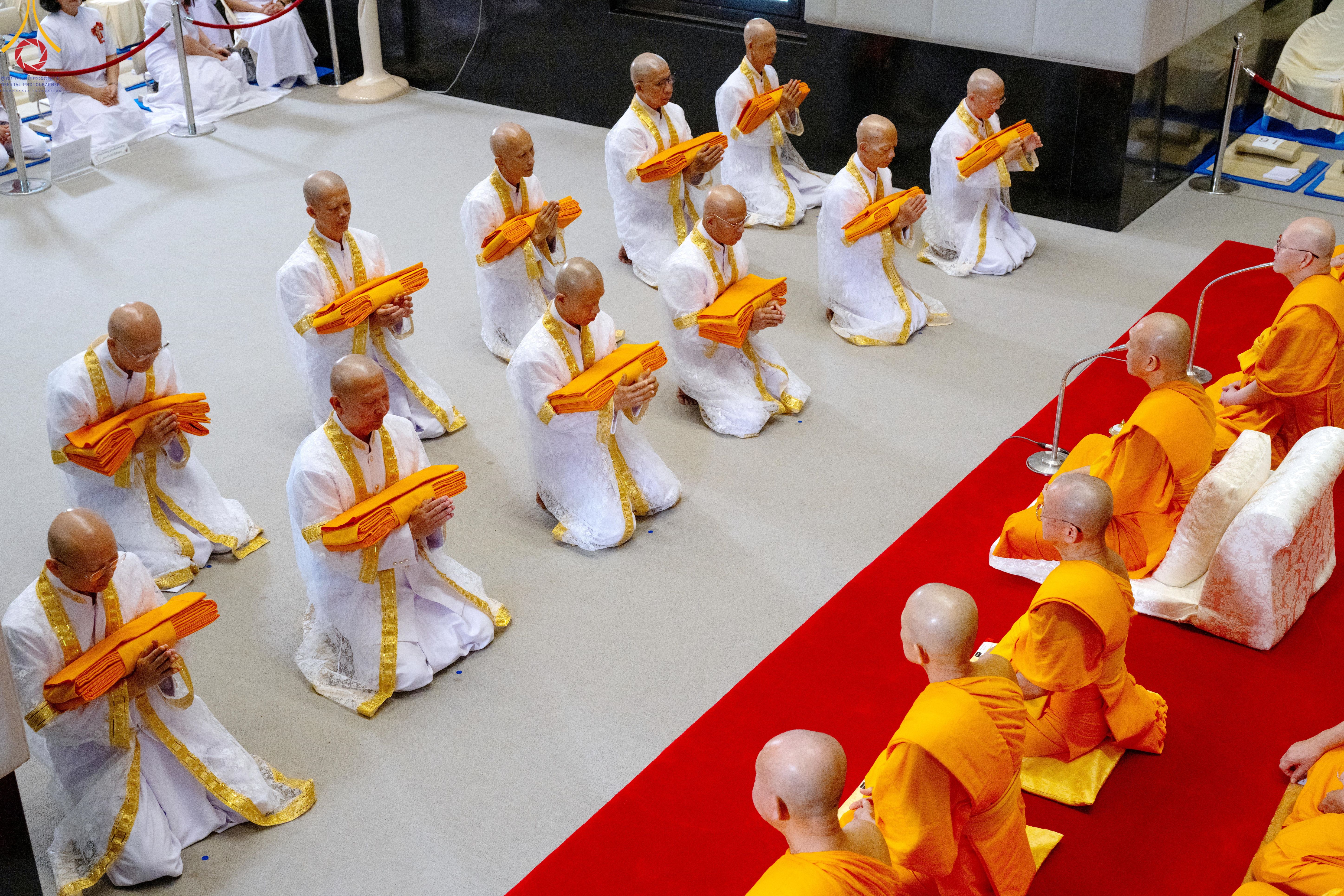 วัดพระธรรมกาย จัดพิธีบรรพชาและอุปสมบทอุทิศชีวิต