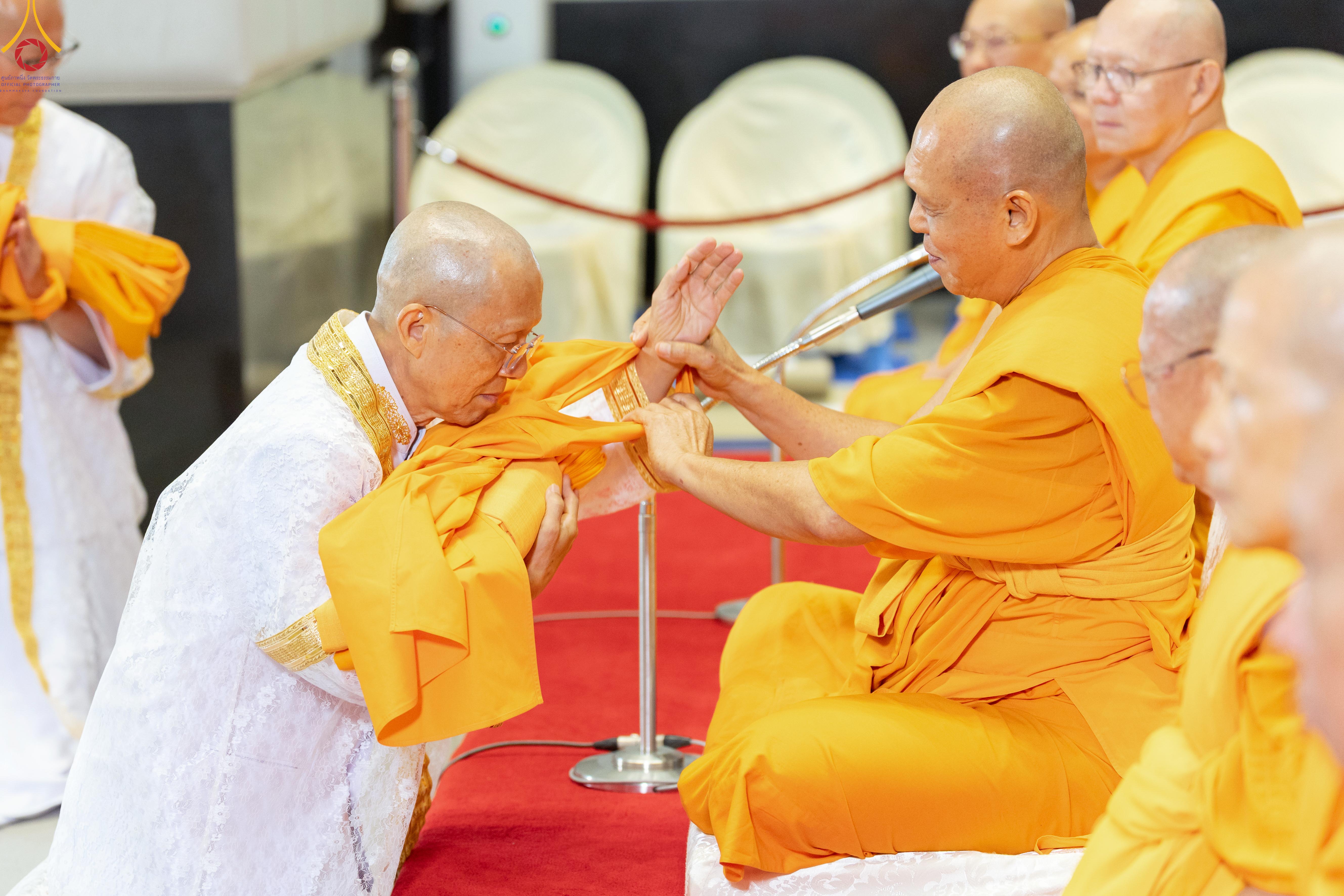 วัดพระธรรมกาย จัดพิธีบรรพชาและอุปสมบทอุทิศชีวิต