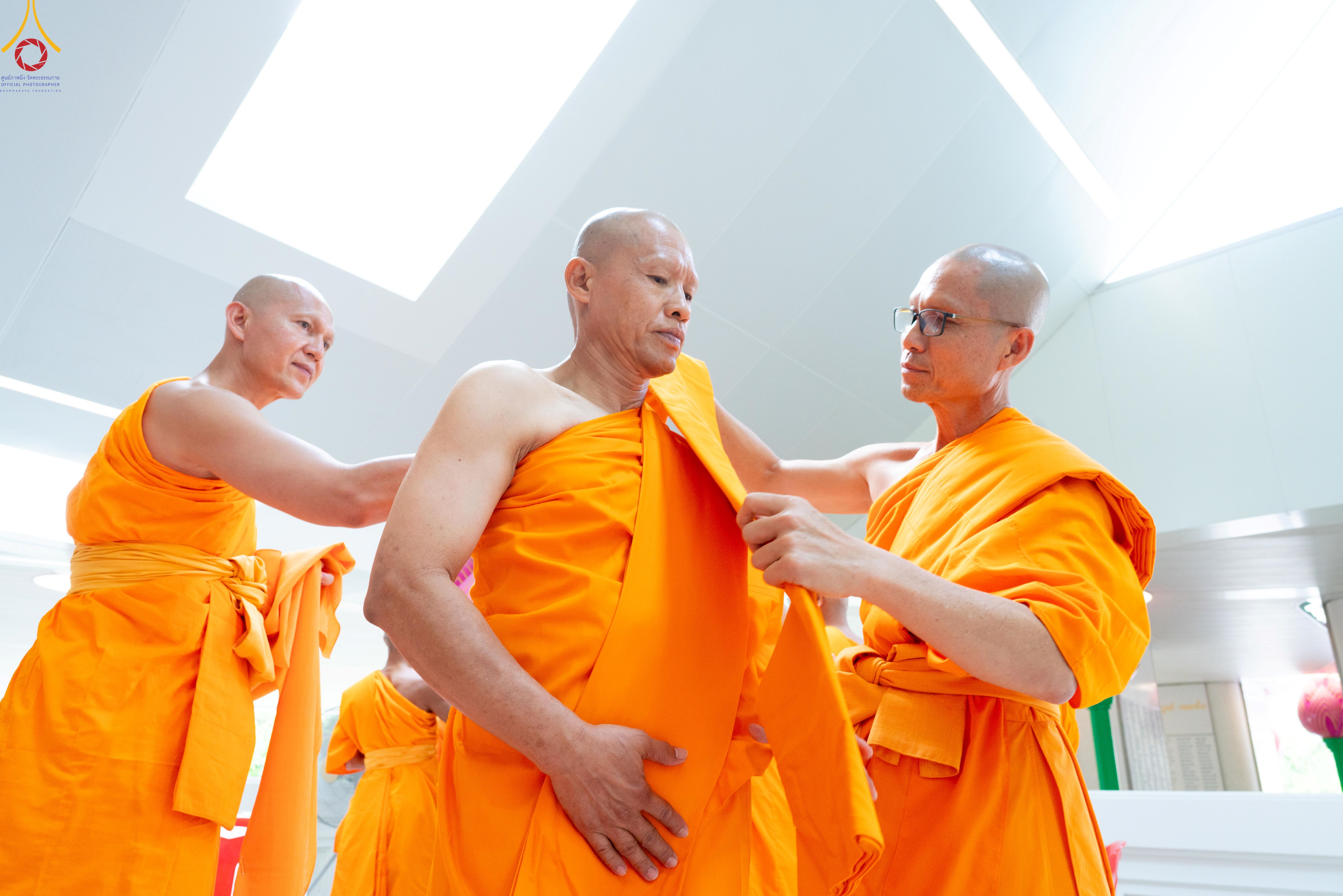 วัดพระธรรมกาย จัดพิธีบรรพชาและอุปสมบทอุทิศชีวิต