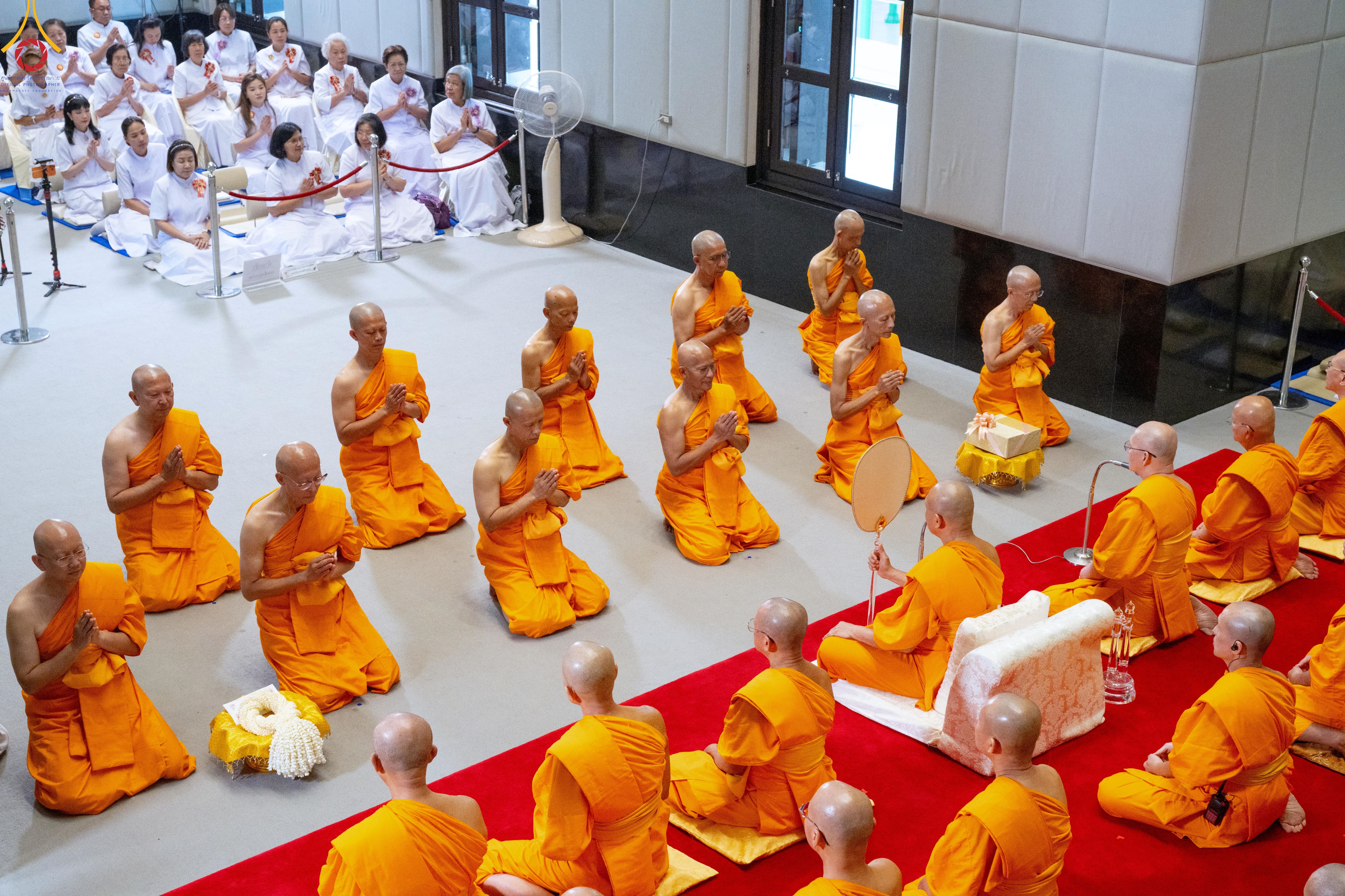 วัดพระธรรมกาย จัดพิธีบรรพชาและอุปสมบทอุทิศชีวิต
