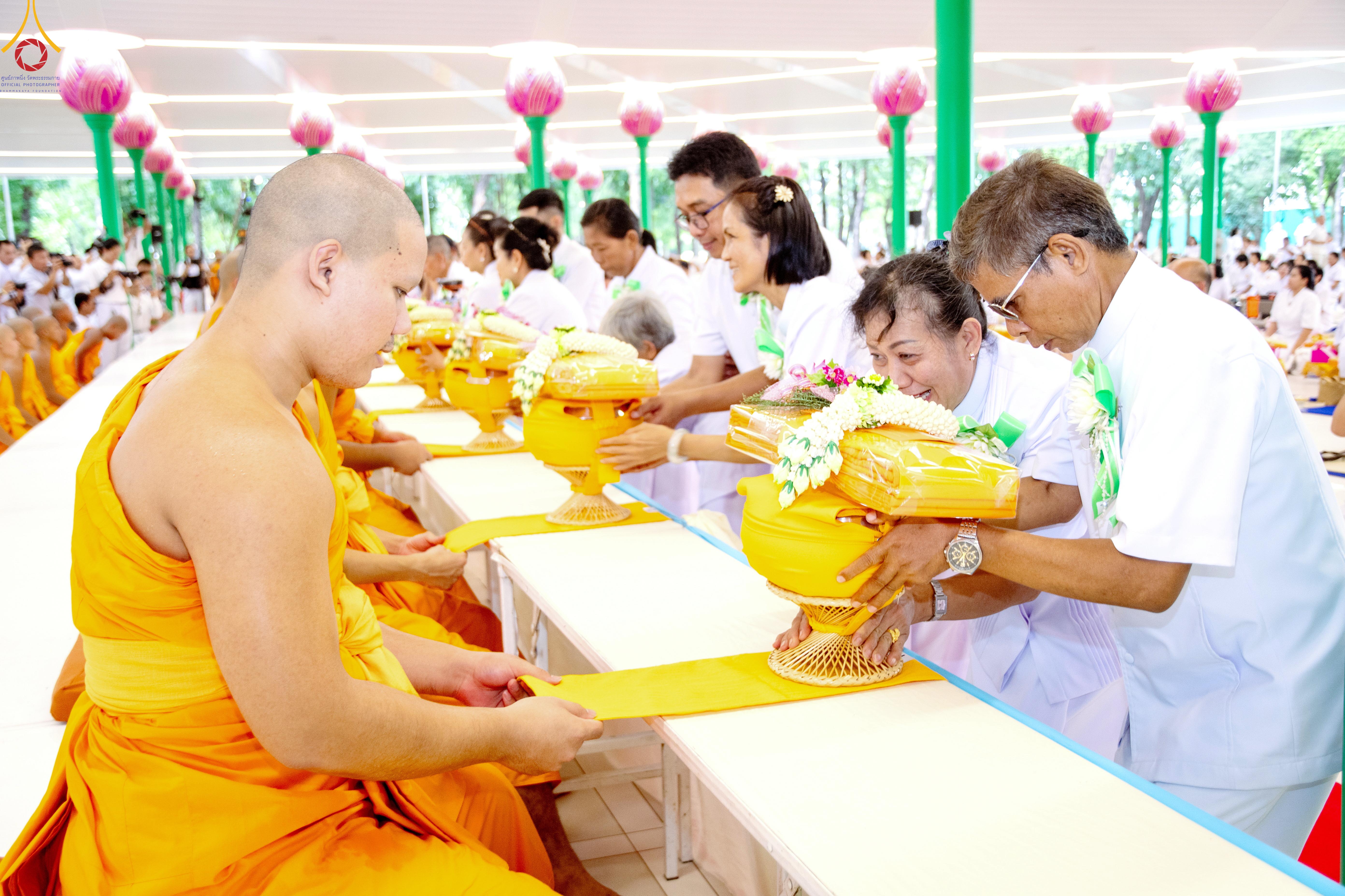 วัดพระธรรมกาย จัดพิธีบรรพชาและอุปสมบทอุทิศชีวิต