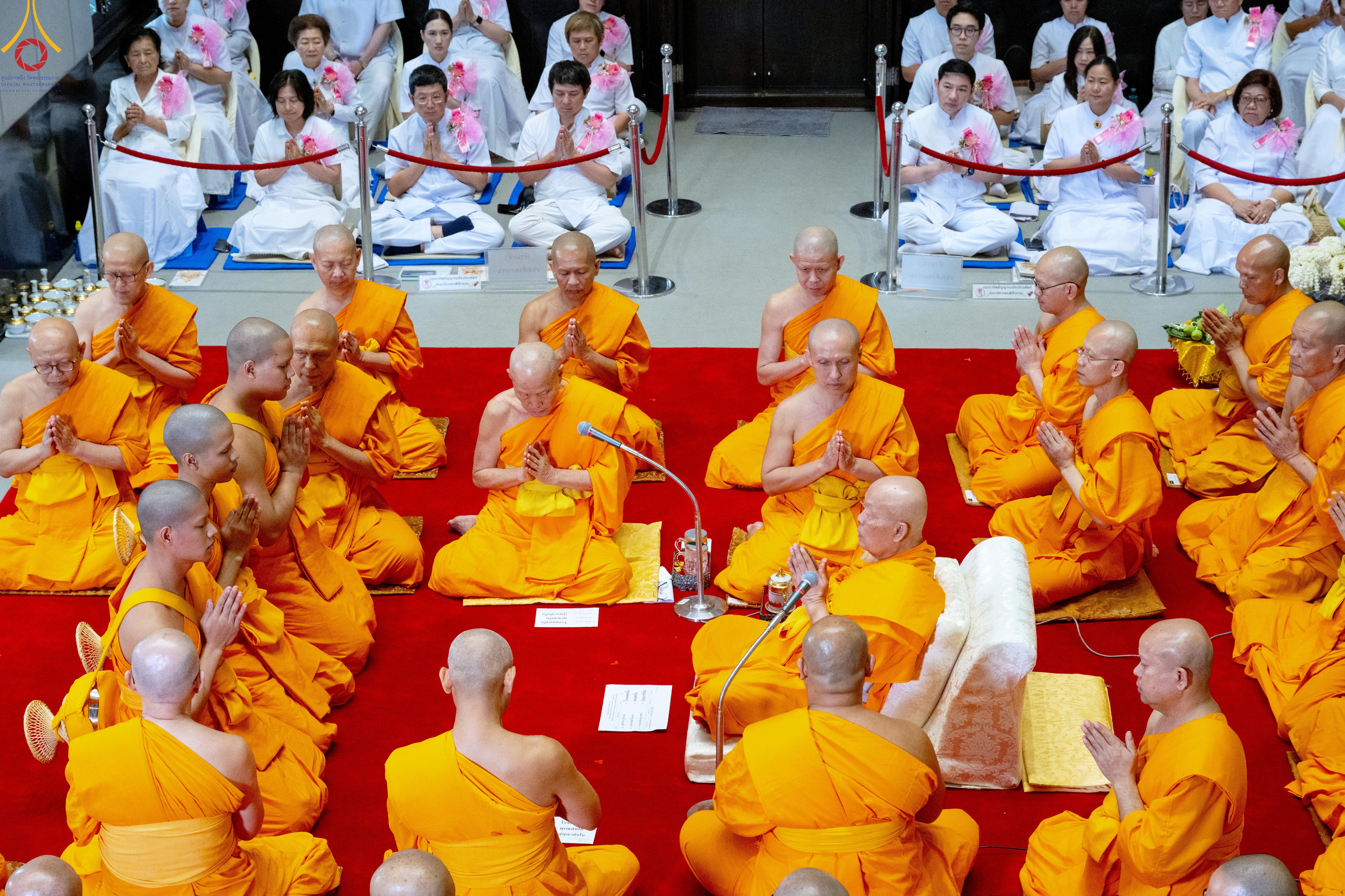 วัดพระธรรมกาย จัดพิธีบรรพชาและอุปสมบทอุทิศชีวิต