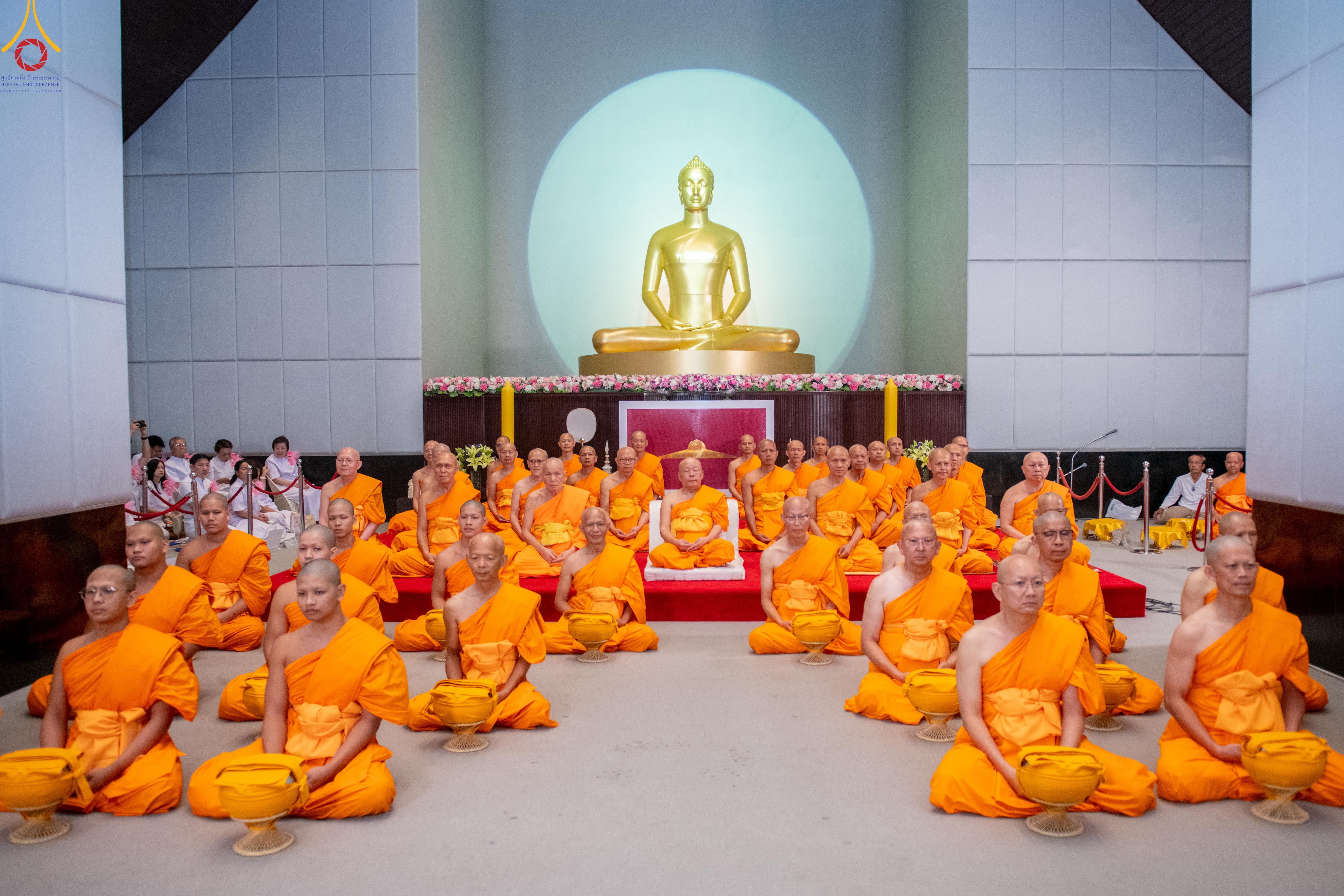 วัดพระธรรมกาย จัดพิธีบรรพชาและอุปสมบทอุทิศชีวิต