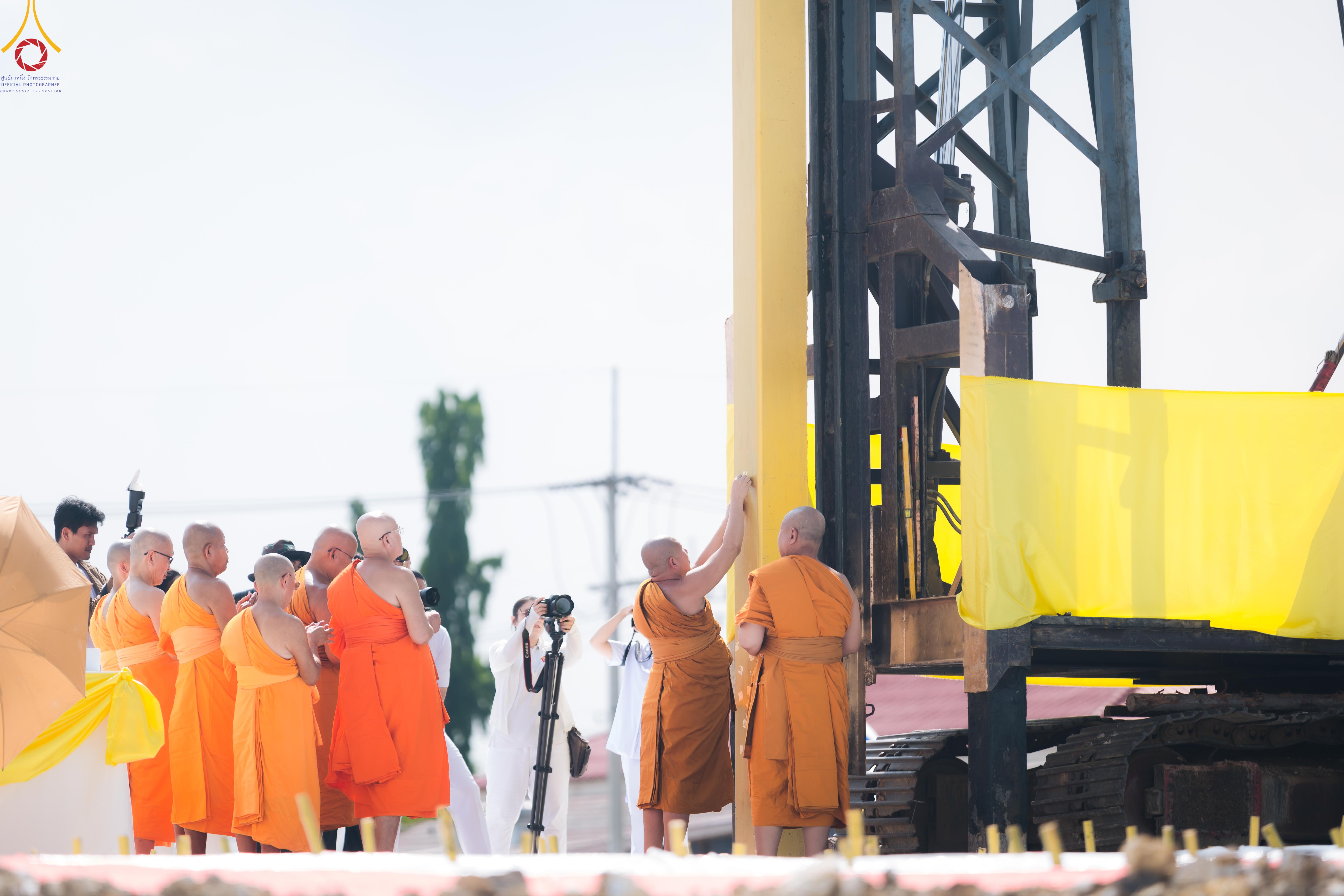 ธุดงคสถานพัฒนานิคม จัดพิธีทอดผ้าป่าและตอกเสาเข็มมงคลต้นแรก สร้างองค์พระเจดีย์เพื่อสร้างสันติภาพโลก