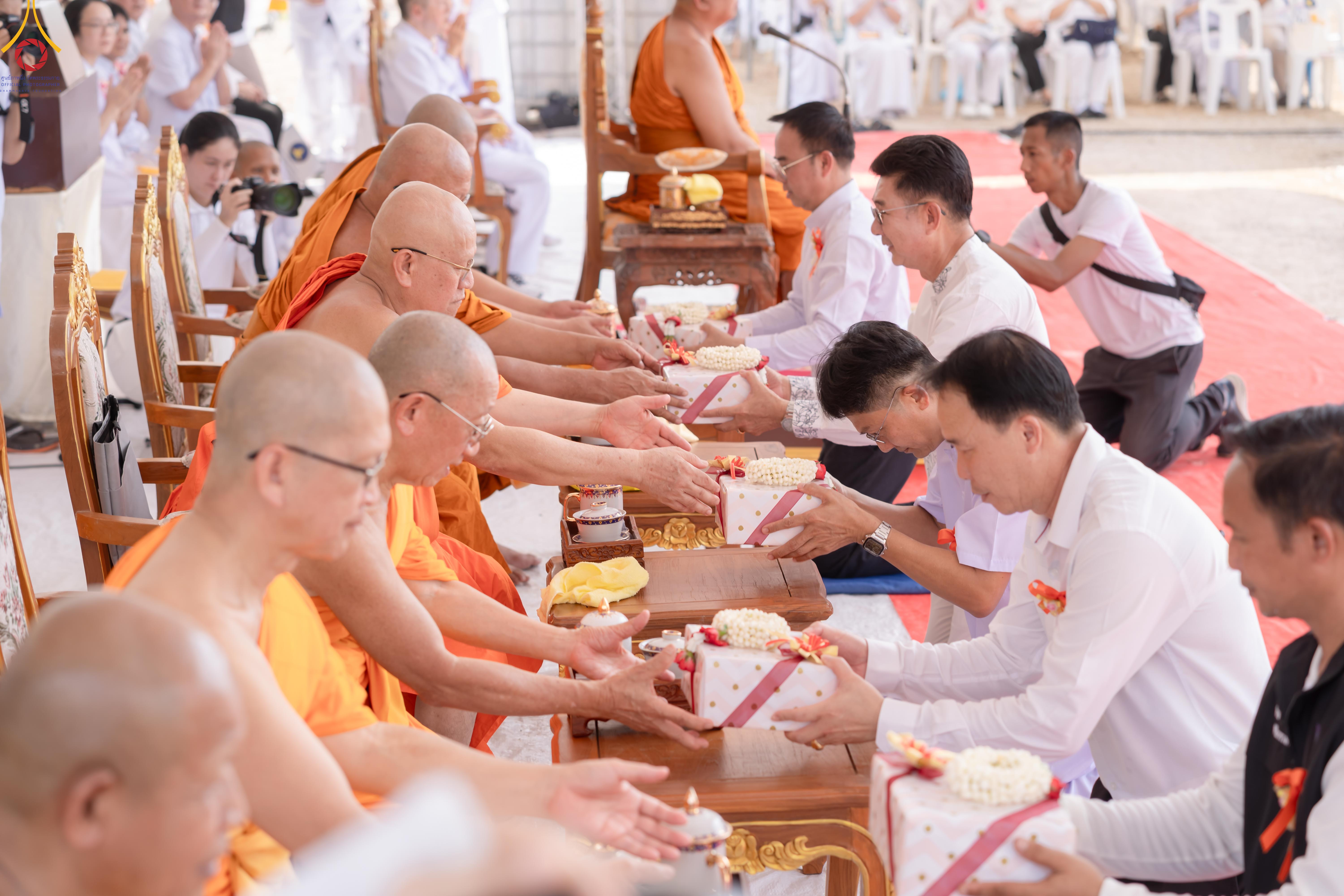 ธุดงคสถานพัฒนานิคม จัดพิธีทอดผ้าป่าและตอกเสาเข็มมงคลต้นแรก สร้างองค์พระเจดีย์เพื่อสร้างสันติภาพโลก