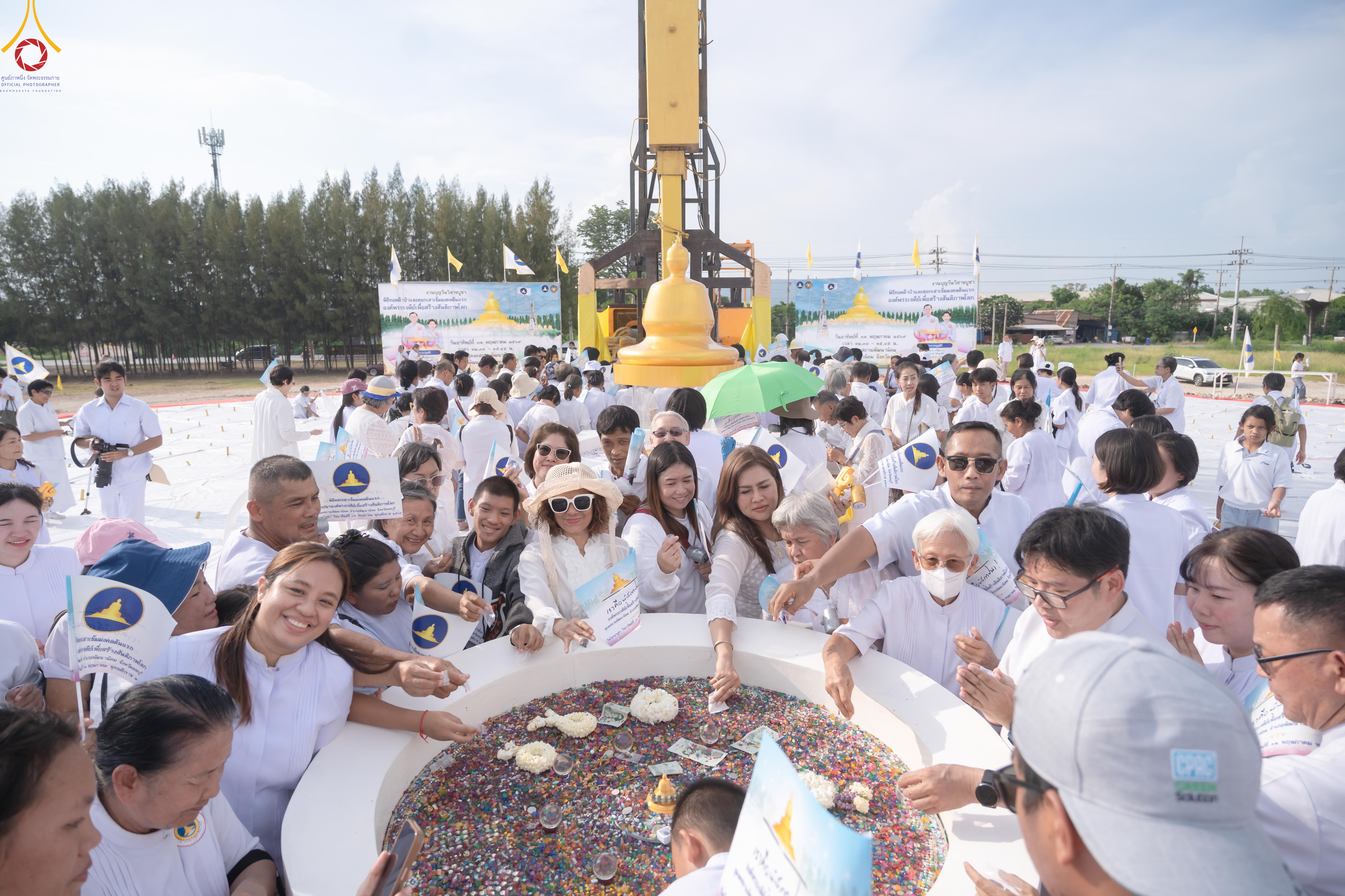 ธุดงคสถานพัฒนานิคม จัดพิธีทอดผ้าป่าและตอกเสาเข็มมงคลต้นแรก สร้างองค์พระเจดีย์เพื่อสร้างสันติภาพโลก