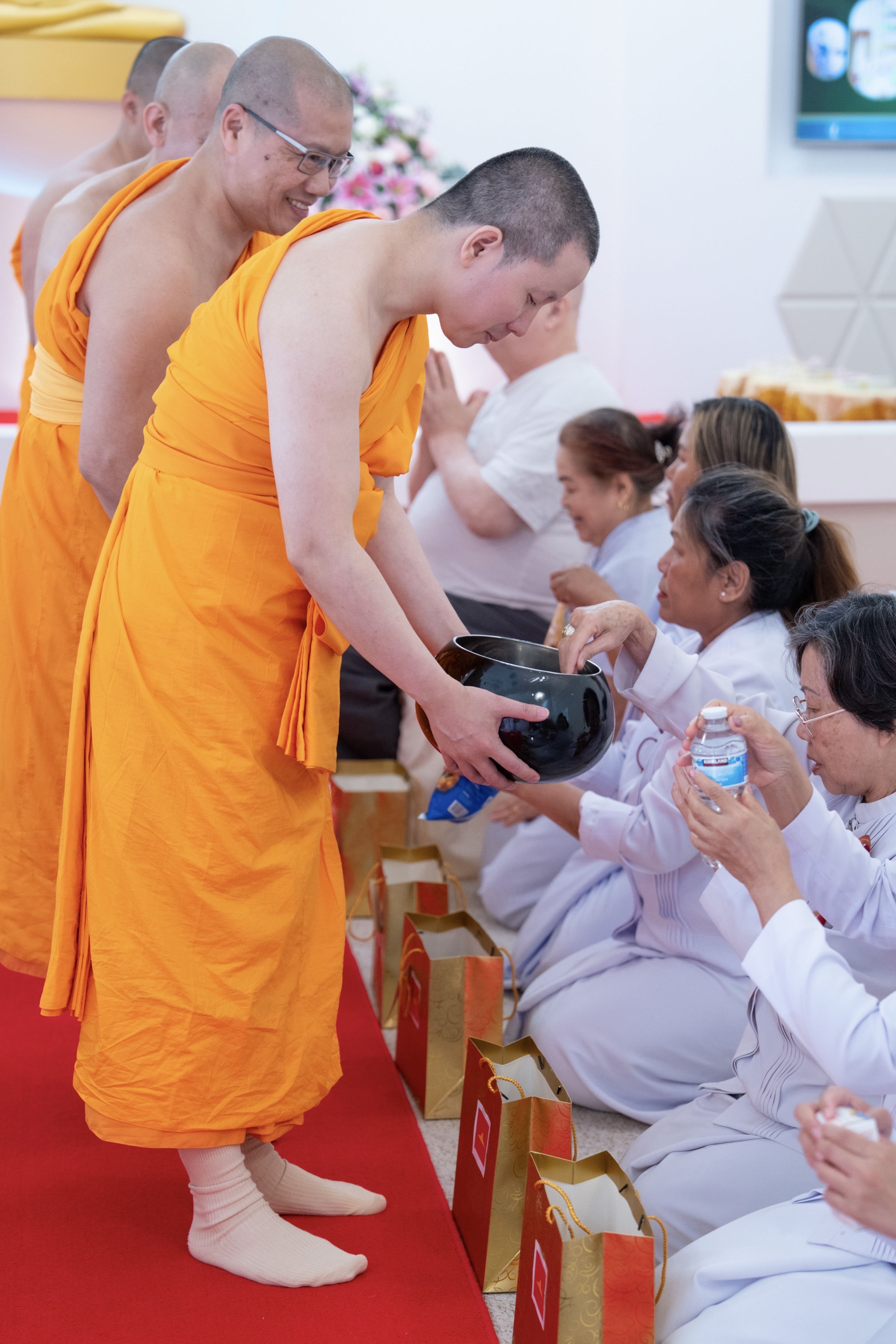 วัดพระธรรมกายสตอกโฮล์ม จัดงานบุญบูชาข้าวพระ