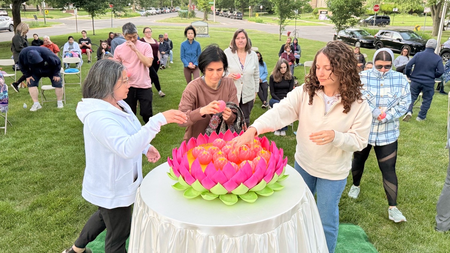วัดพระธรรมกายชิคาโก จัดปฏิบัติธรรม Moonlight Meditation