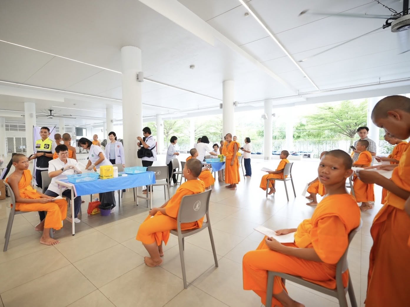 องค์การบริหารส่วนจังหวัดปทุมธานี สนับสนุนวัคซีนไข้หวัดใหญ่ถวายพระภิกษุและสามเณรวัดพระธรรมกาย