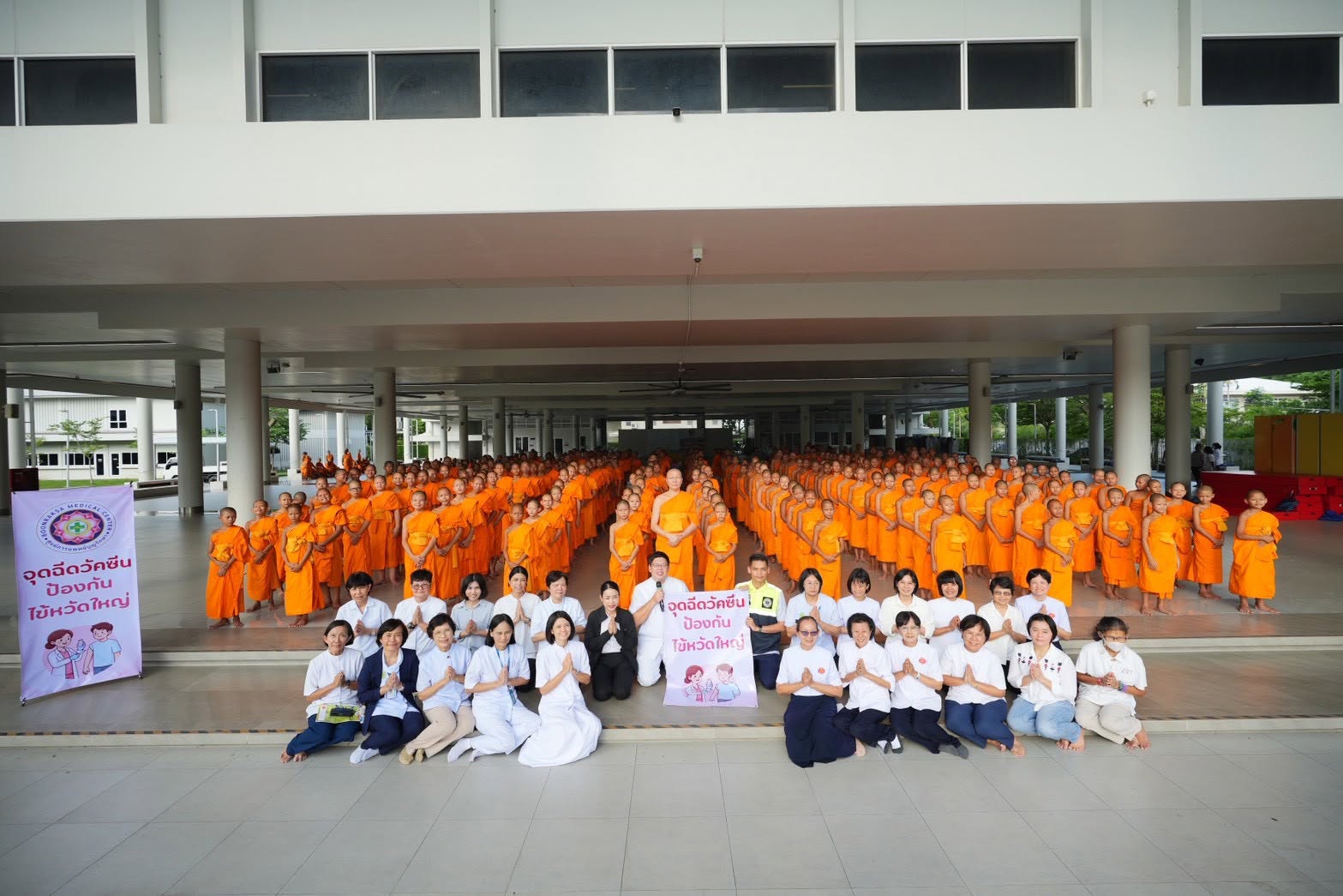 องค์การบริหารส่วนจังหวัดปทุมธานี สนับสนุนวัคซีนไข้หวัดใหญ่ถวายพระภิกษุและสามเณรวัดพระธรรมกาย