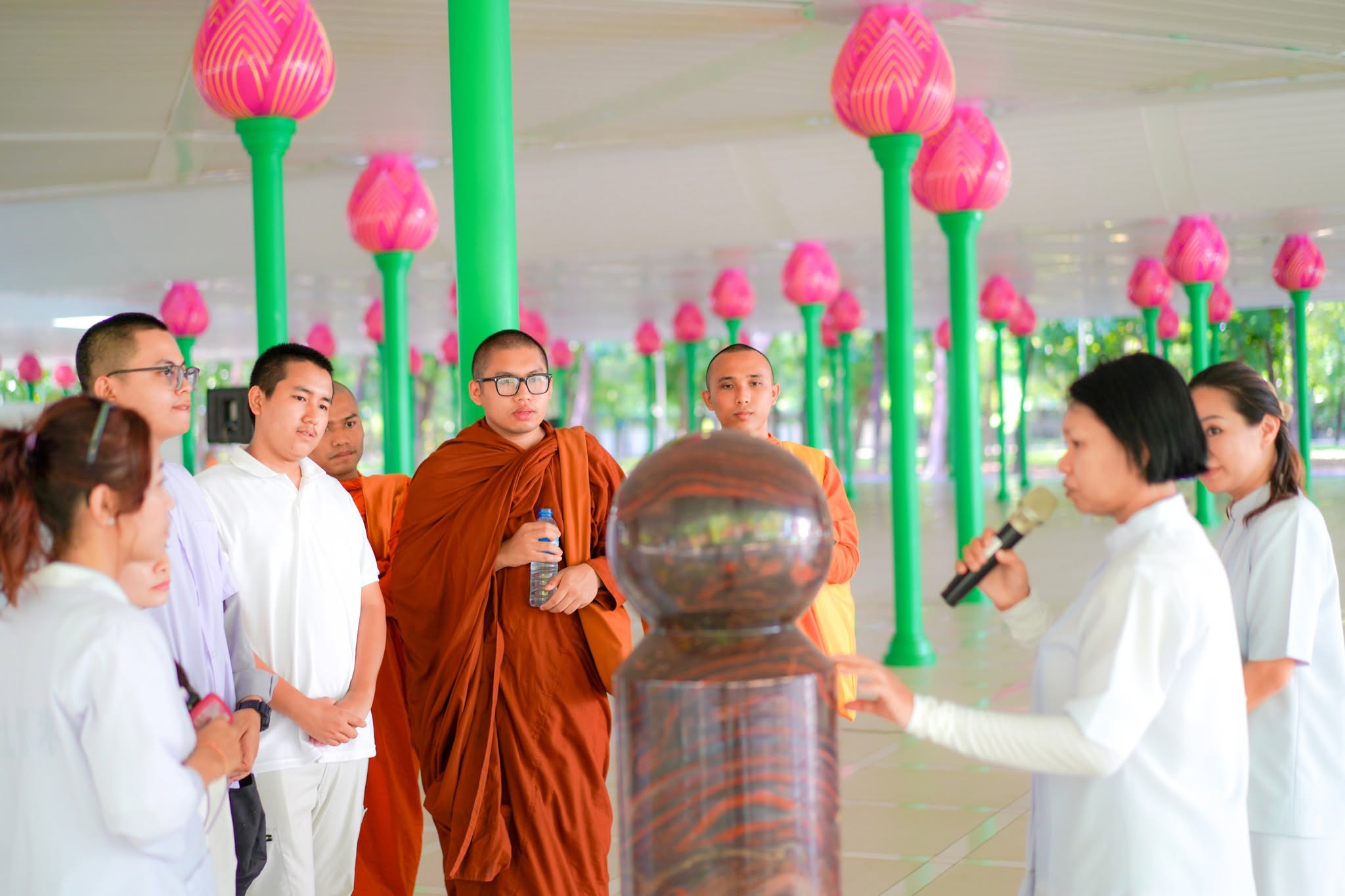 คณะชาวบังกลาเทศ เดินทางมาเยี่ยมชมวัดพระธรรมกายเป็นครั้งแรก