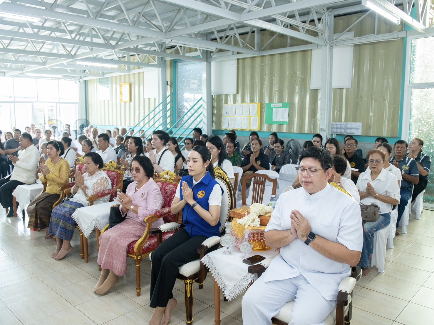 วัดพระธรรมกาย ร่วมทอดผ้าป่าเพื่อการศึกษาศูนย์การศึกษาพระปริยัติธรรม สำนักเรียนวัดโมลีโลกยาราม