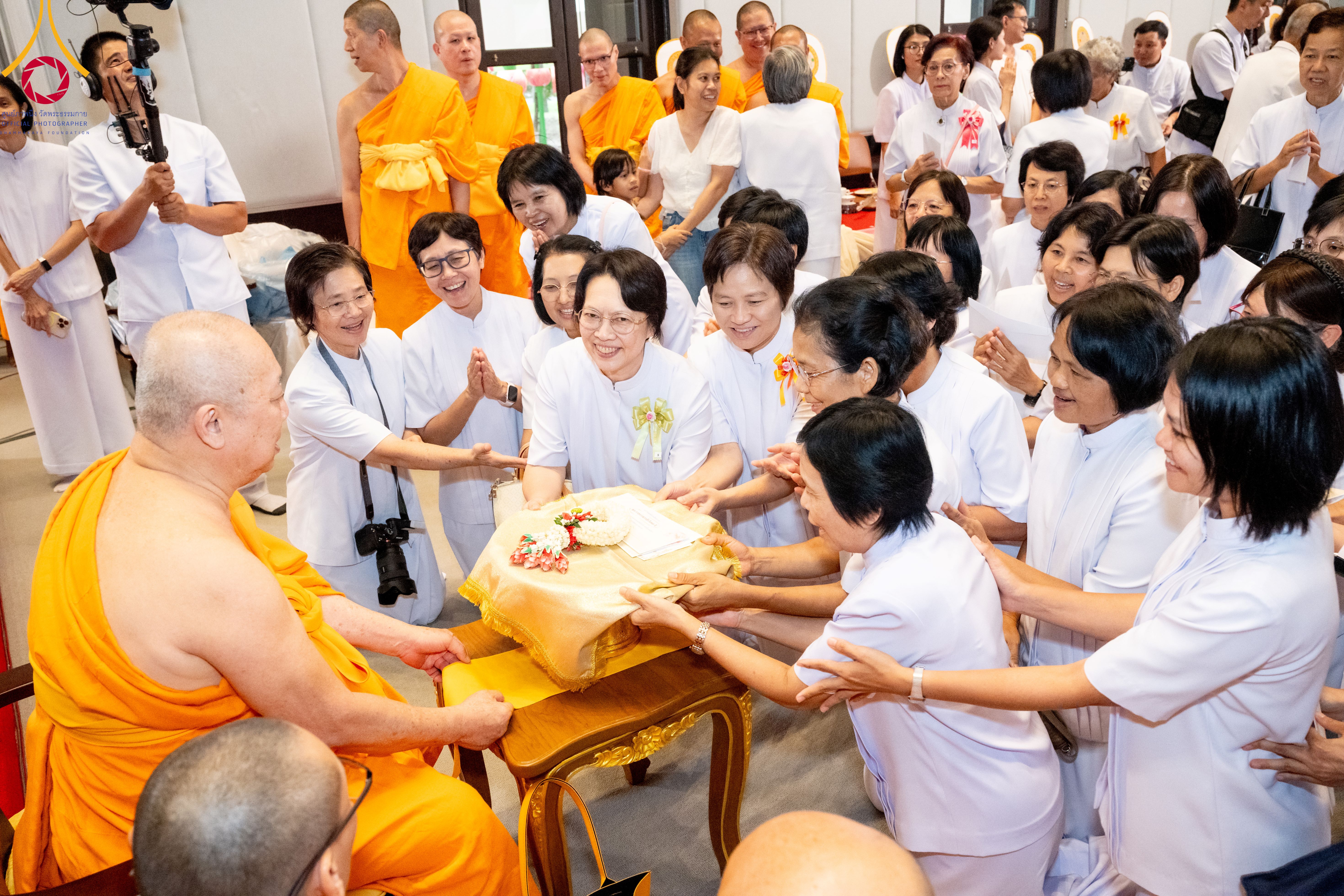 วัดพระธรรมกาย จัดพิธีต้อนรับสัญญาบัตร พัดยศ และผ้าไตรพระราชทาน พร้อมทั้งพิธีถวายมุทิตาพระราชภาวนาวชิรวิเทศ