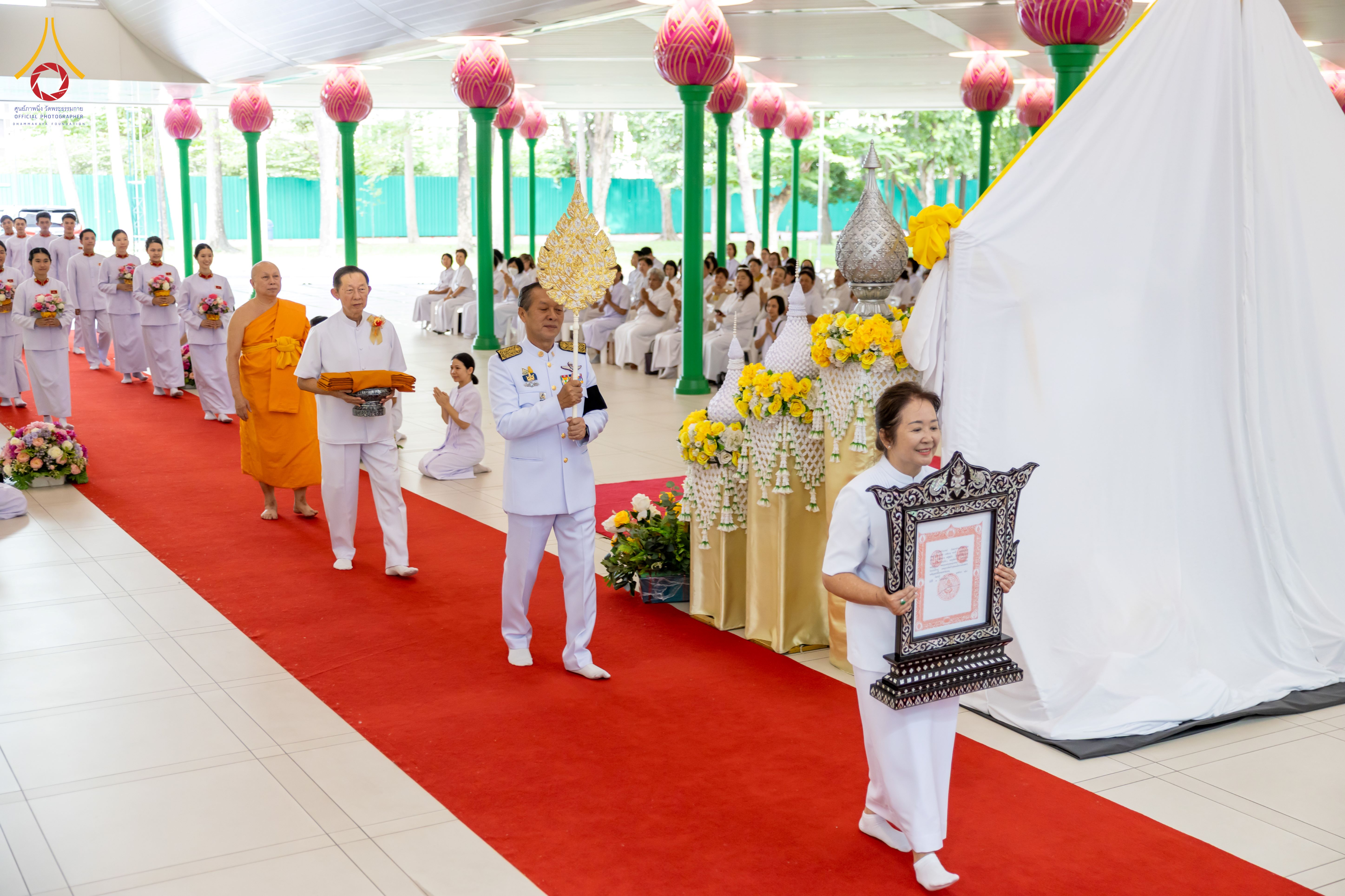 วัดพระธรรมกาย จัดพิธีต้อนรับสัญญาบัตร พัดยศ และผ้าไตรพระราชทาน พร้อมทั้งพิธีถวายมุทิตาพระราชภาวนาวชิรวิเทศ