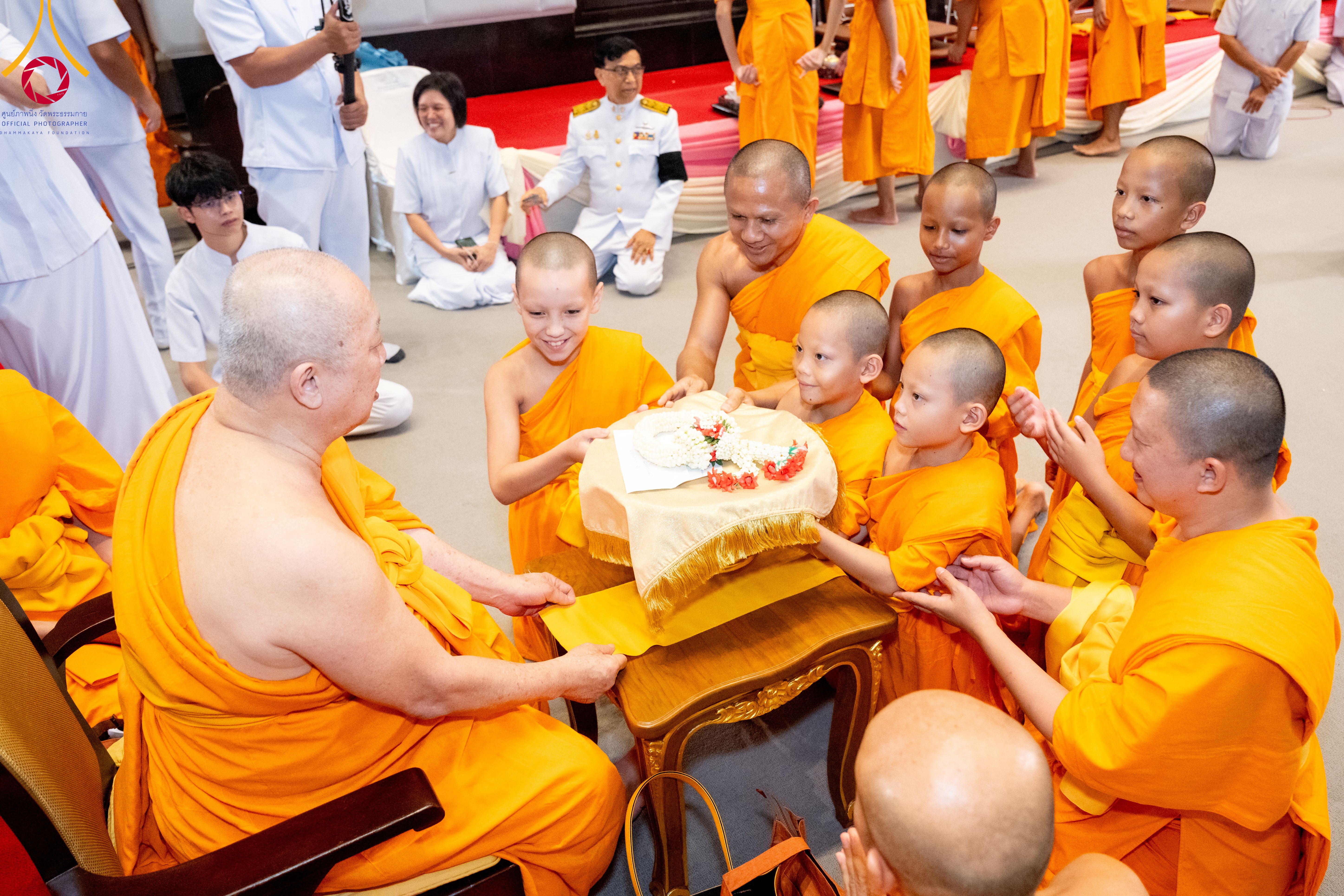 วัดพระธรรมกาย จัดพิธีต้อนรับสัญญาบัตร พัดยศ และผ้าไตรพระราชทาน พร้อมทั้งพิธีถวายมุทิตาพระราชภาวนาวชิรวิเทศ