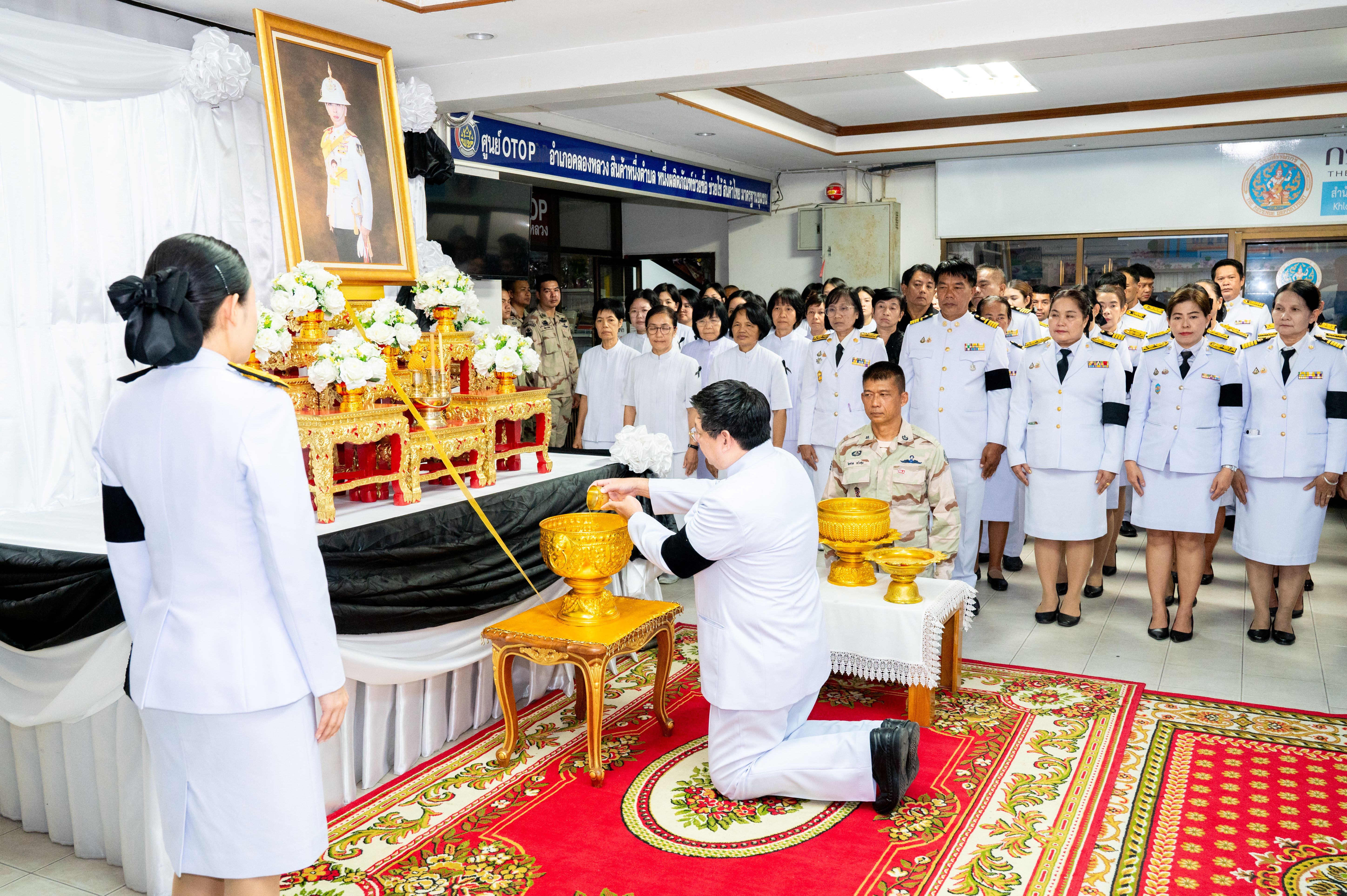อุบาสก อุบาสิกา คณะศิษย์วัดพระธรรมกาย ร่วมกับพสกนิกรอำเภอคลองหลวง ถวายน้ำสรงพระศพ เจ้าฟ้าพัชรกิติยาภาฯ