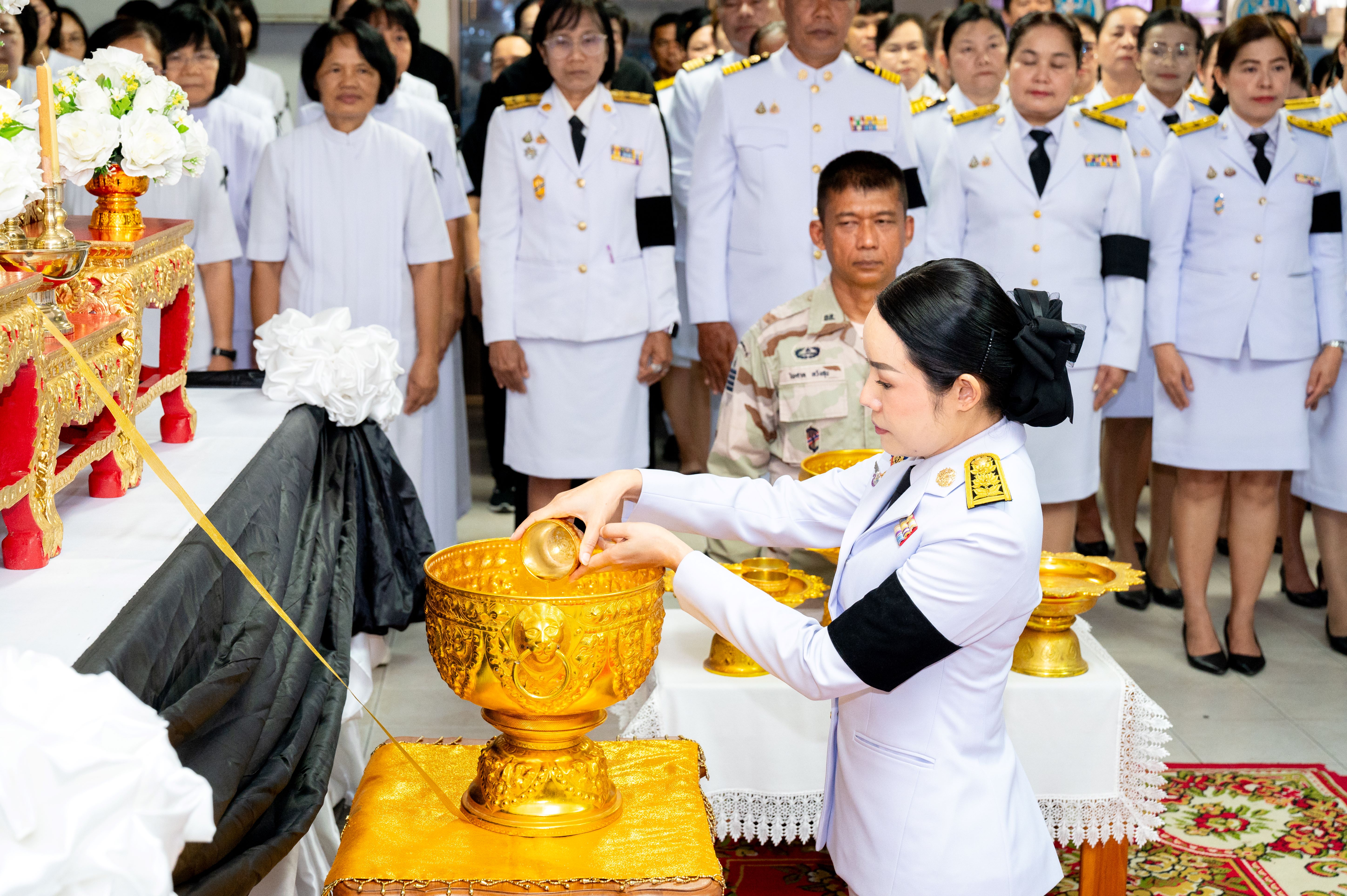 อุบาสก อุบาสิกา คณะศิษย์วัดพระธรรมกาย ร่วมกับพสกนิกรอำเภอคลองหลวง ถวายน้ำสรงพระศพ เจ้าฟ้าพัชรกิติยาภาฯ
