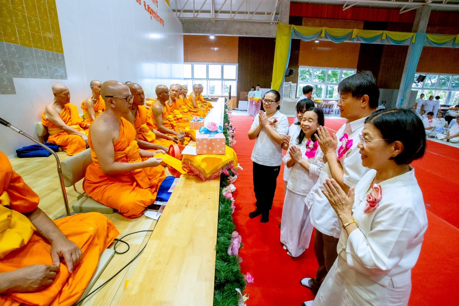 ศูนย์ปฏิบัติธรรมสมุทรปราการ จัดพิธีทอดผ้าป่าสามัคคีถวายจอภาพ LED