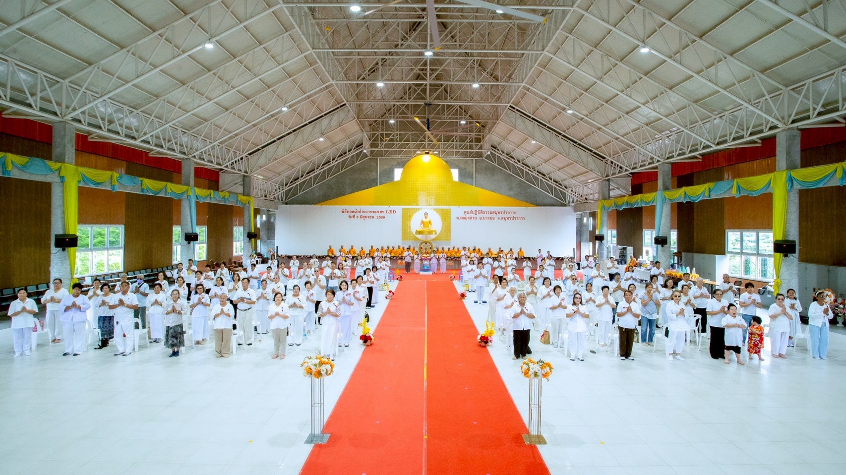 ศูนย์ปฏิบัติธรรมสมุทรปราการ จัดพิธีทอดผ้าป่าสามัคคีถวายจอภาพ LED