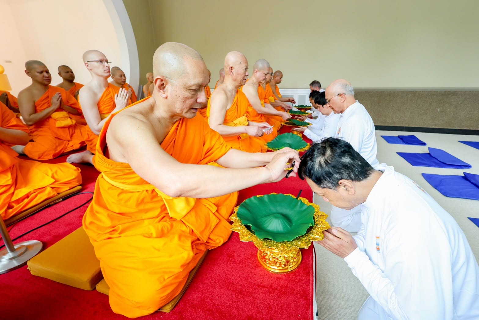 วัดพระธรรมกายเบลเยียม จัดพิธีตัดปอยผมนาคธรรมทายาท ภาคพื้นยุโรป รุ่นที่ 11