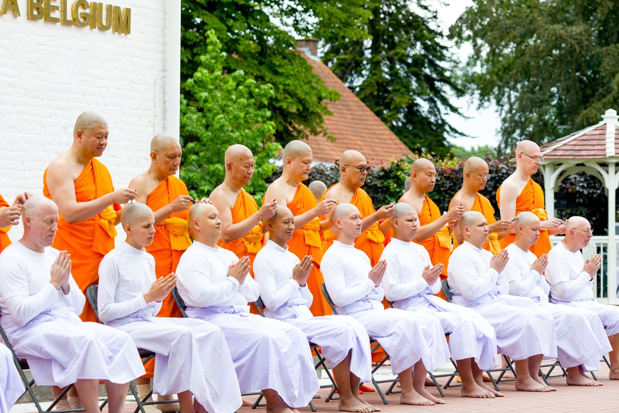 วัดพระธรรมกายเบลเยียม จัดพิธีตัดปอยผมนาคธรรมทายาท ภาคพื้นยุโรป รุ่นที่ 11