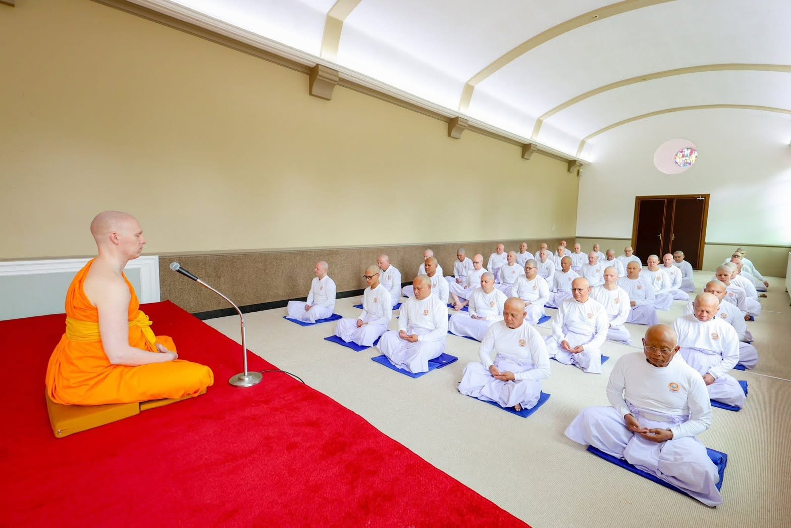 วัดพระธรรมกายเบลเยียม จัดพิธีตัดปอยผมนาคธรรมทายาท ภาคพื้นยุโรป รุ่นที่ 11