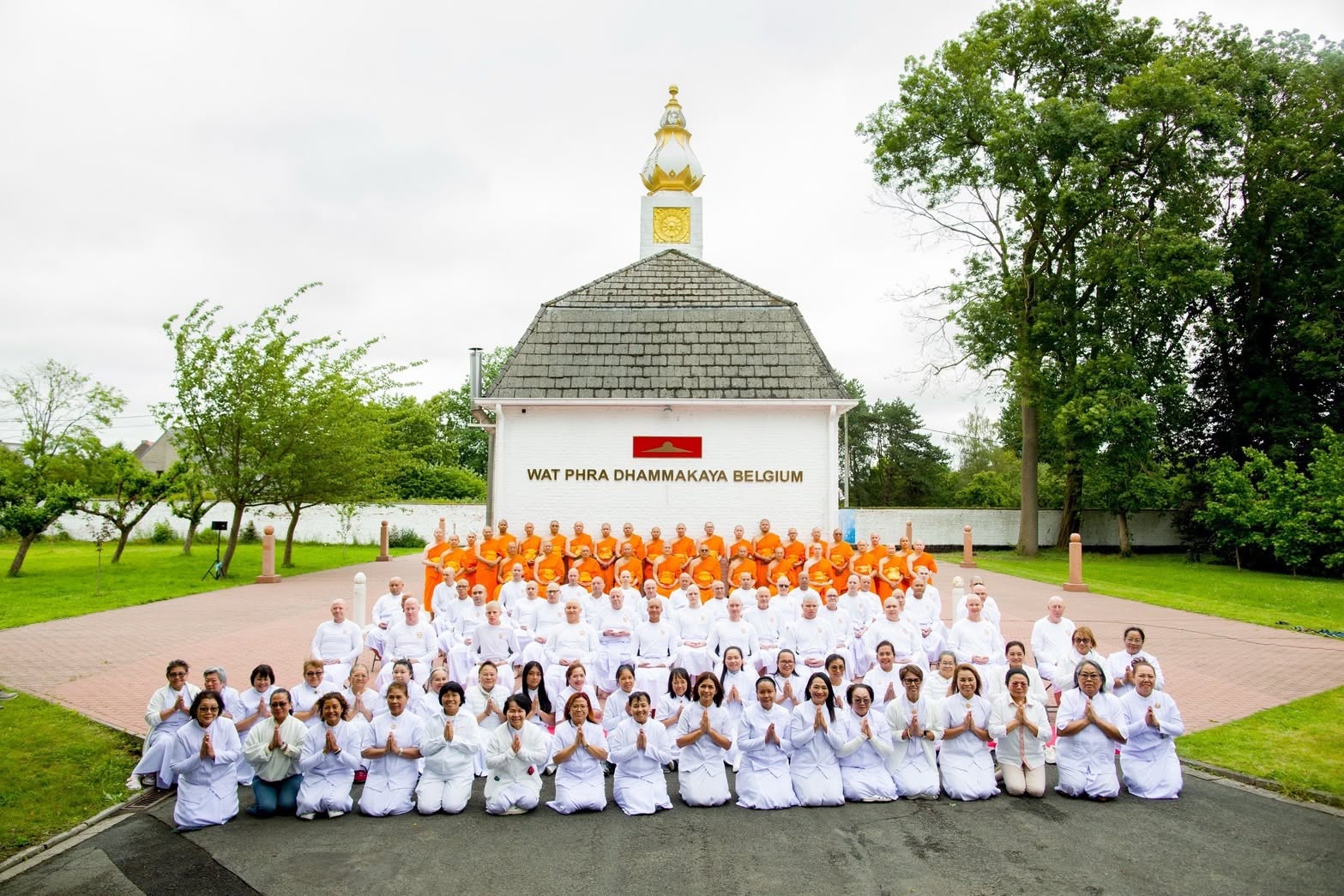 วัดพระธรรมกายเบลเยียม จัดพิธีตัดปอยผมนาคธรรมทายาท ภาคพื้นยุโรป รุ่นที่ 11