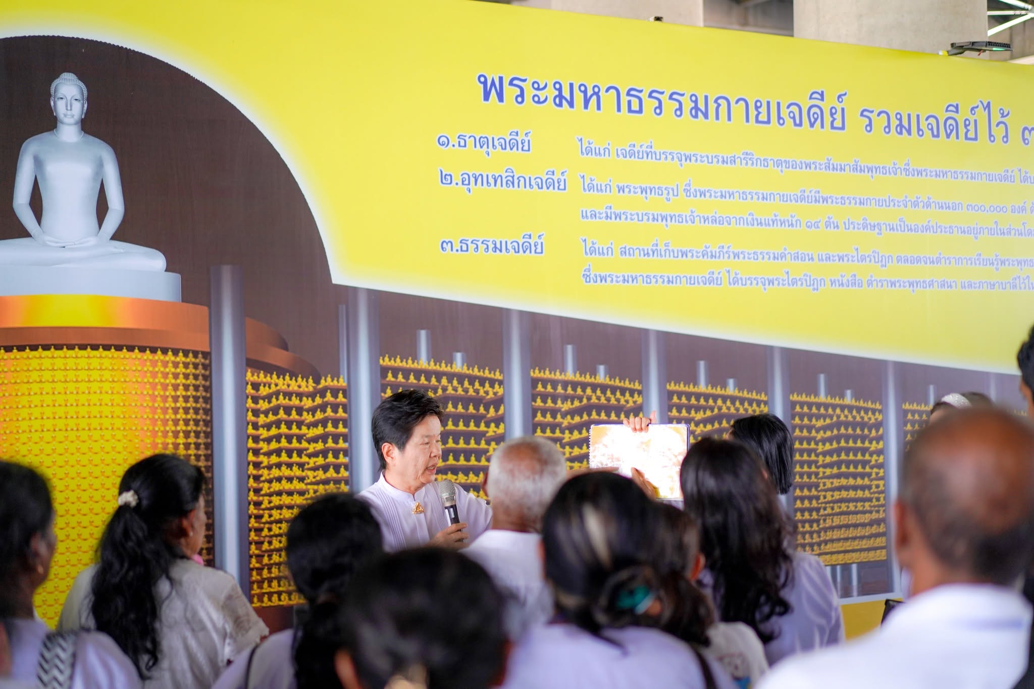 คณะชาวศรีลังกา เดินทางมาเยี่ยมชมวัดพระธรรมกาย