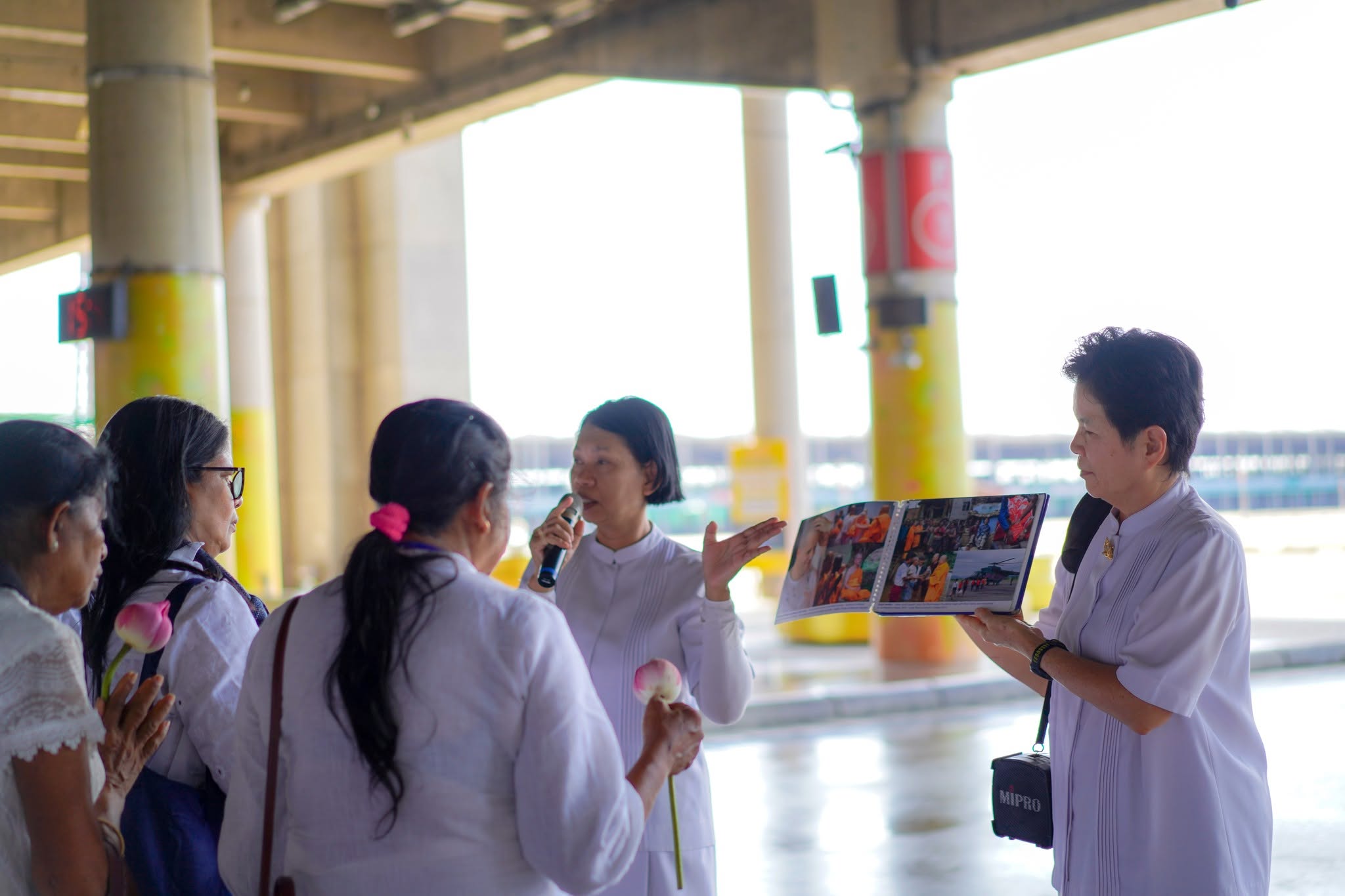 คณะชาวศรีลังกา เดินทางมาเยี่ยมชมวัดพระธรรมกาย