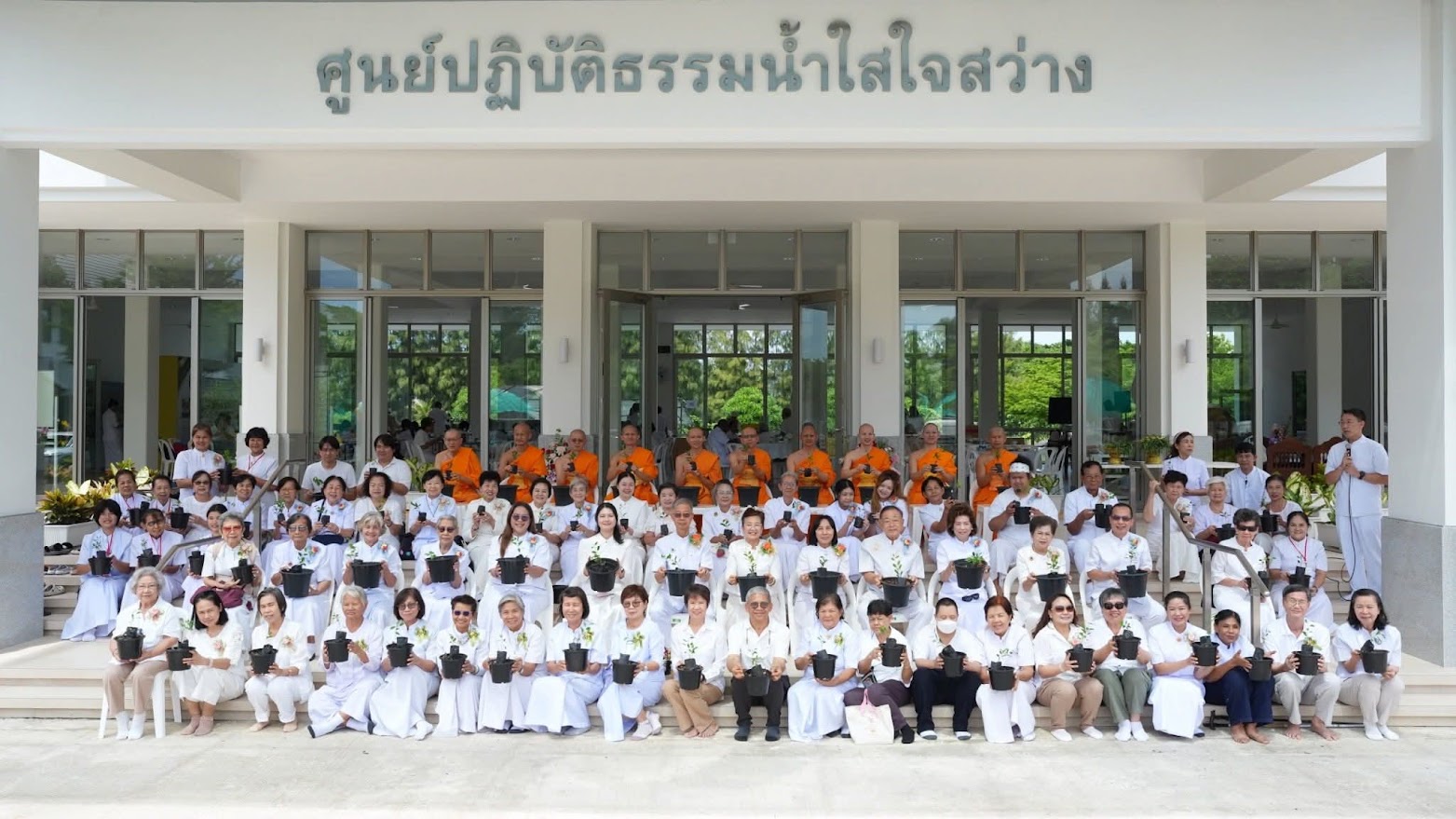 ศูนย์ปฏิบัติธรรมน้ำใสใจสว่าง จัดพิธีทอดผ้าป่าสร้างโรงครัวและหอฉันคุณยายอาจารย์ฯ