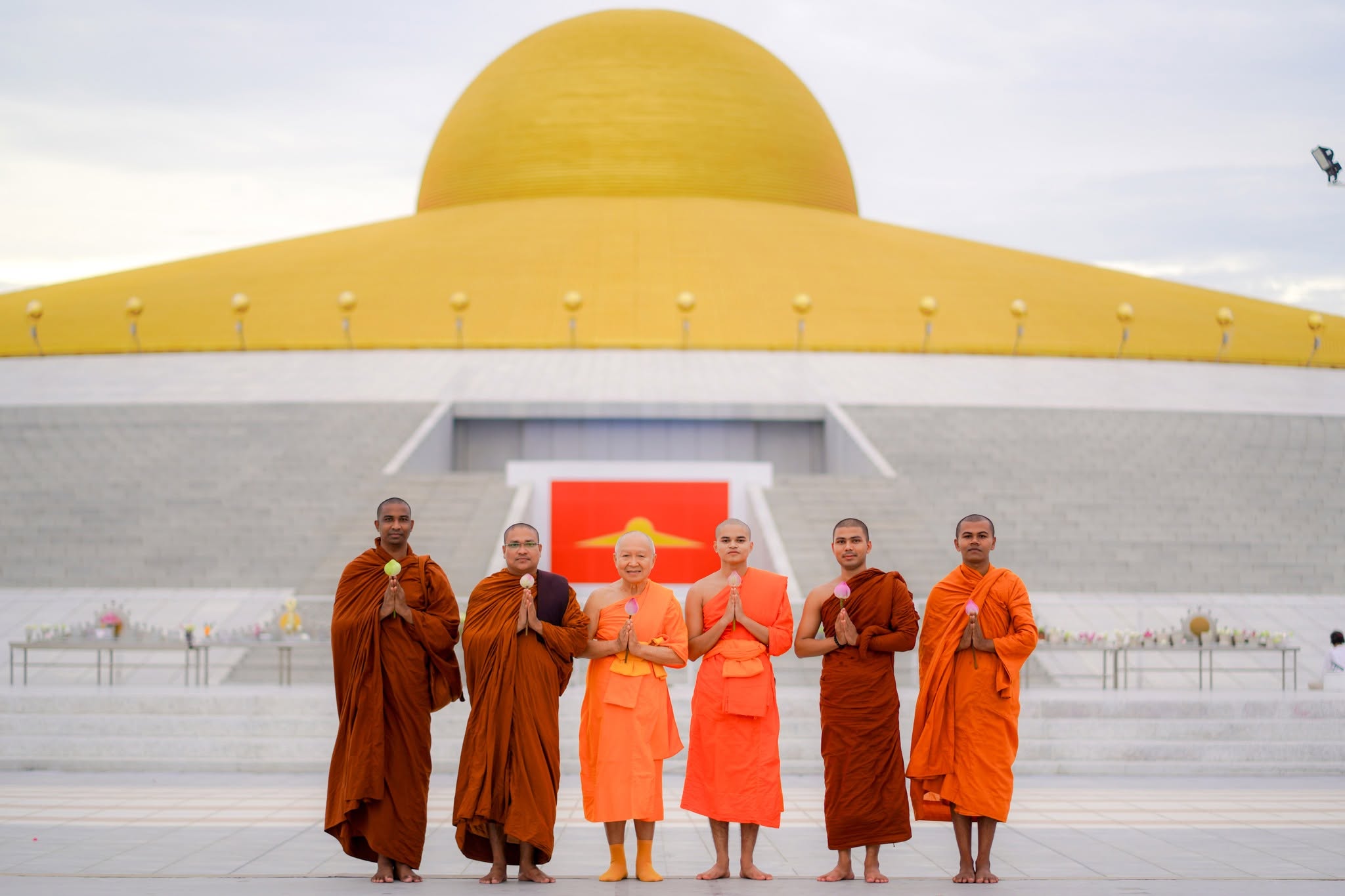 พระภิกษุสงฆ์ชาวบังกลาเทศ เดินทางมาเยี่ยมชมวัดพระธรรมกาย