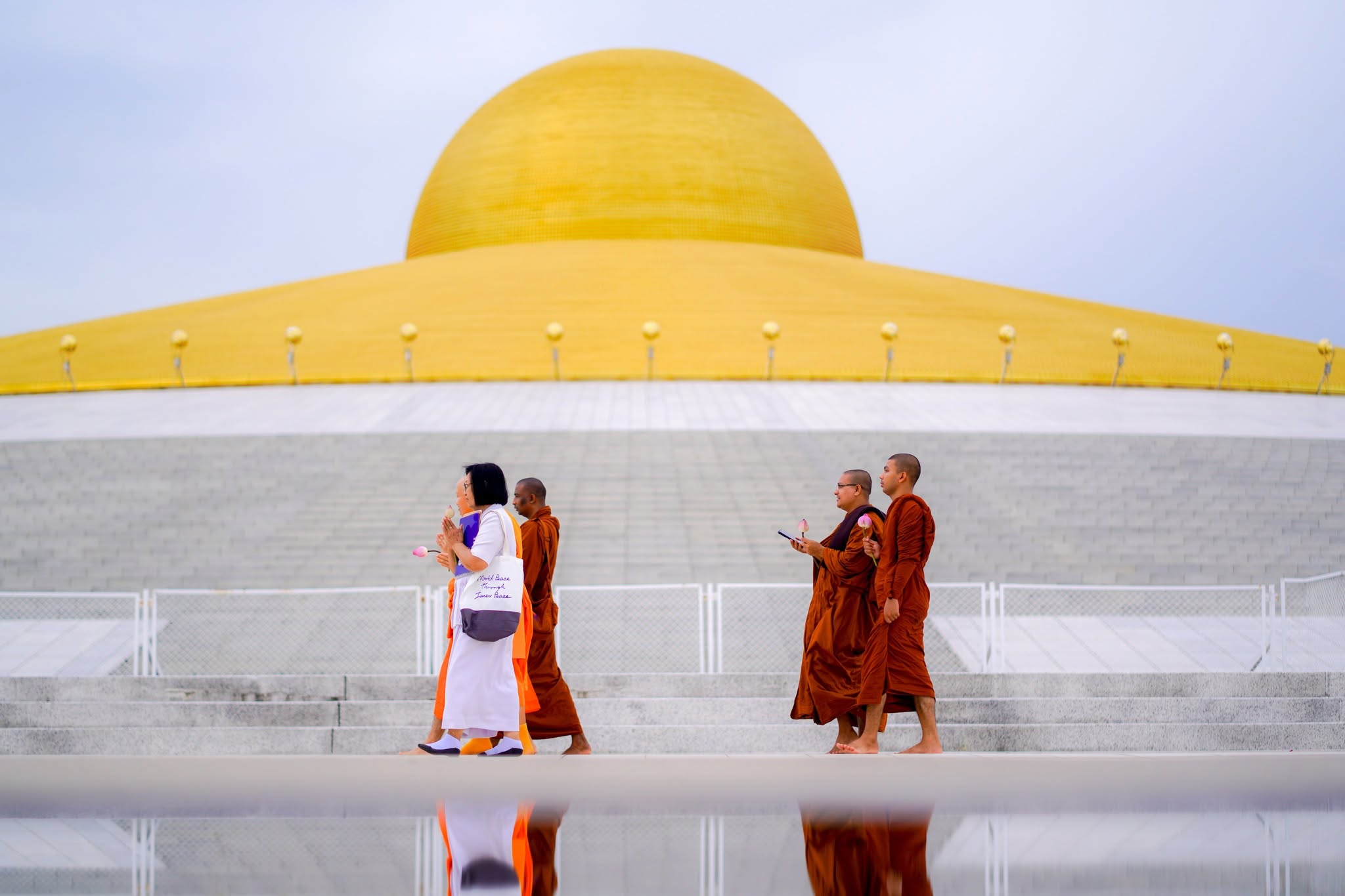 พระภิกษุสงฆ์ชาวบังกลาเทศ เดินทางมาเยี่ยมชมวัดพระธรรมกาย