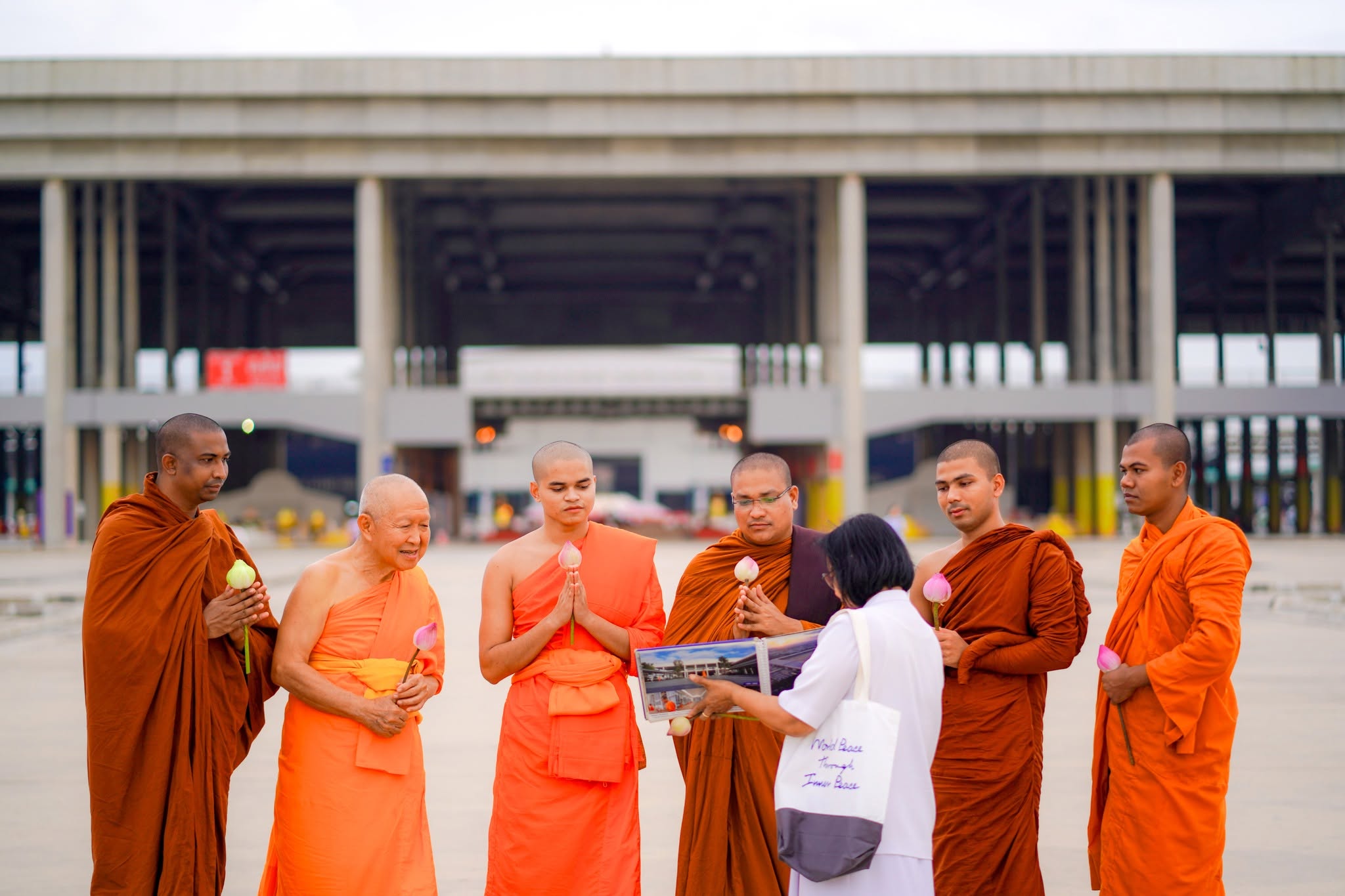 พระภิกษุสงฆ์ชาวบังกลาเทศ เดินทางมาเยี่ยมชมวัดพระธรรมกาย
