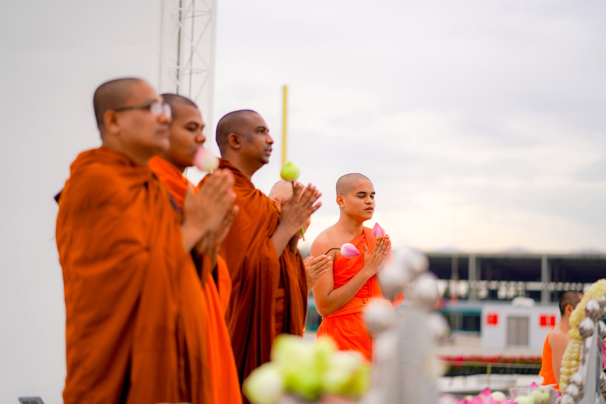 พระภิกษุสงฆ์ชาวบังกลาเทศ เดินทางมาเยี่ยมชมวัดพระธรรมกาย