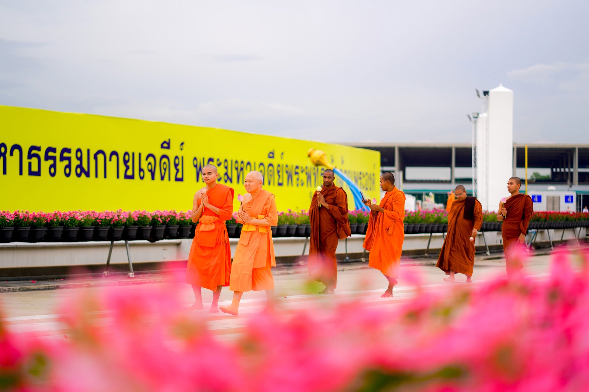 พระภิกษุสงฆ์ชาวบังกลาเทศ เดินทางมาเยี่ยมชมวัดพระธรรมกาย