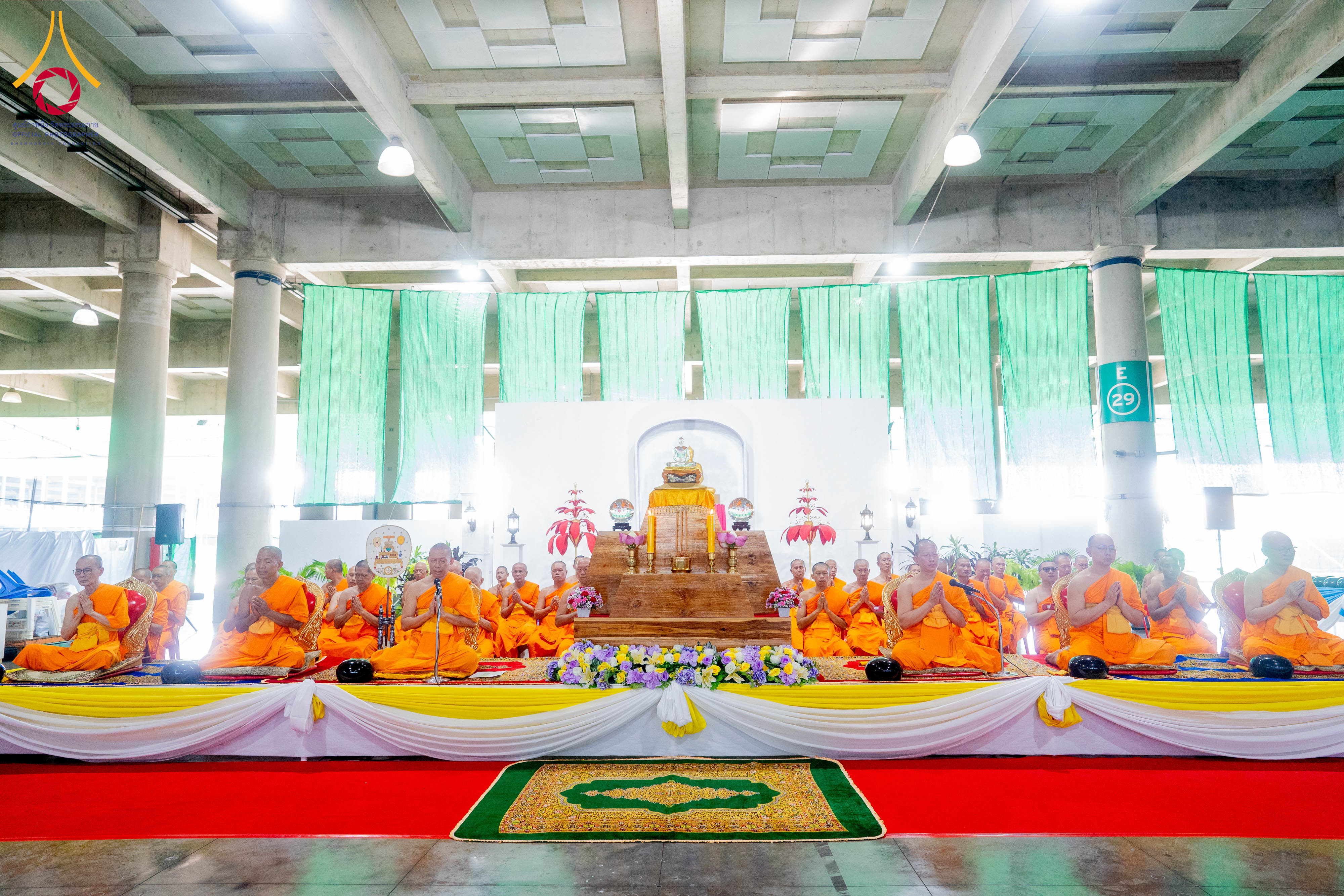 พิธีตักบาตรฉลองพระใหม่ โครงการอุปสมบทรุ่นผู้บริหาร