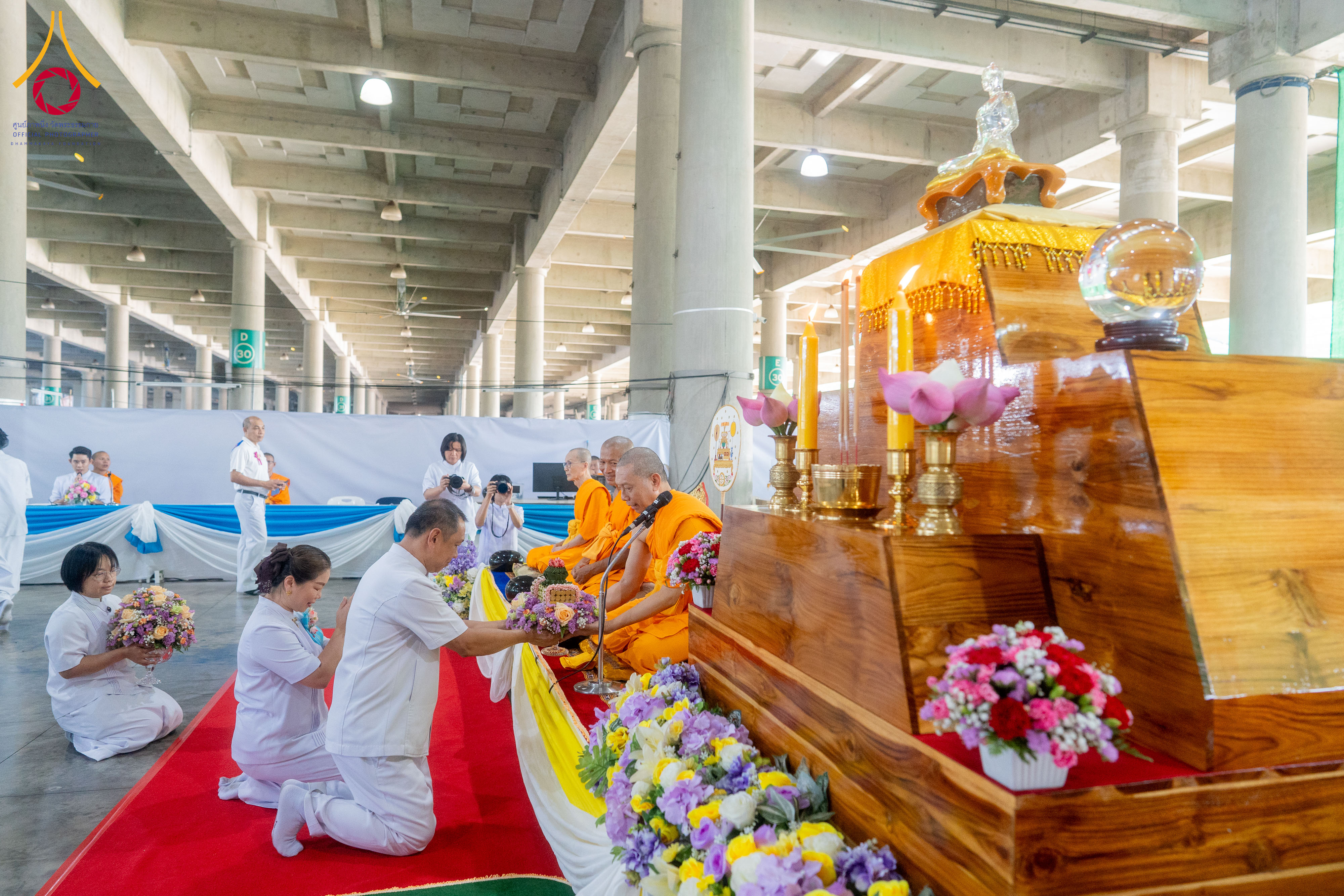 พิธีตักบาตรฉลองพระใหม่ โครงการอุปสมบทรุ่นผู้บริหาร