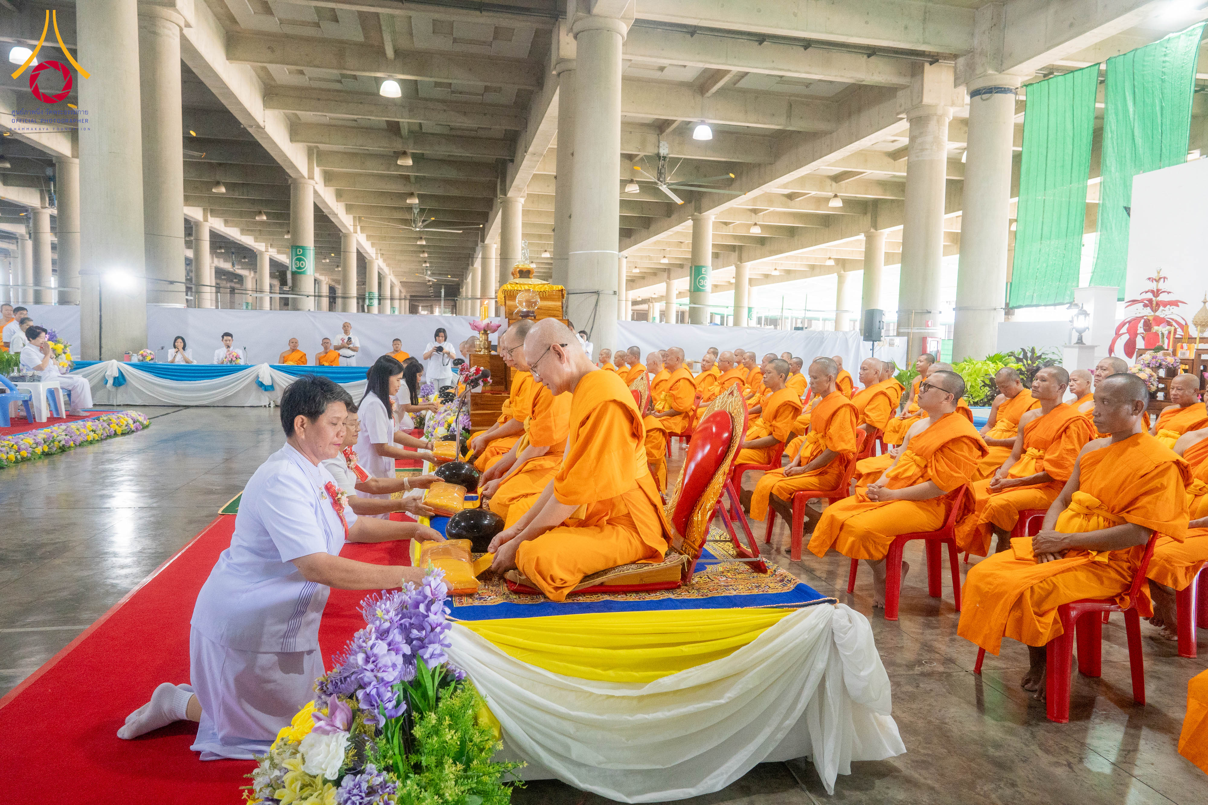 พิธีตักบาตรฉลองพระใหม่ โครงการอุปสมบทรุ่นผู้บริหาร