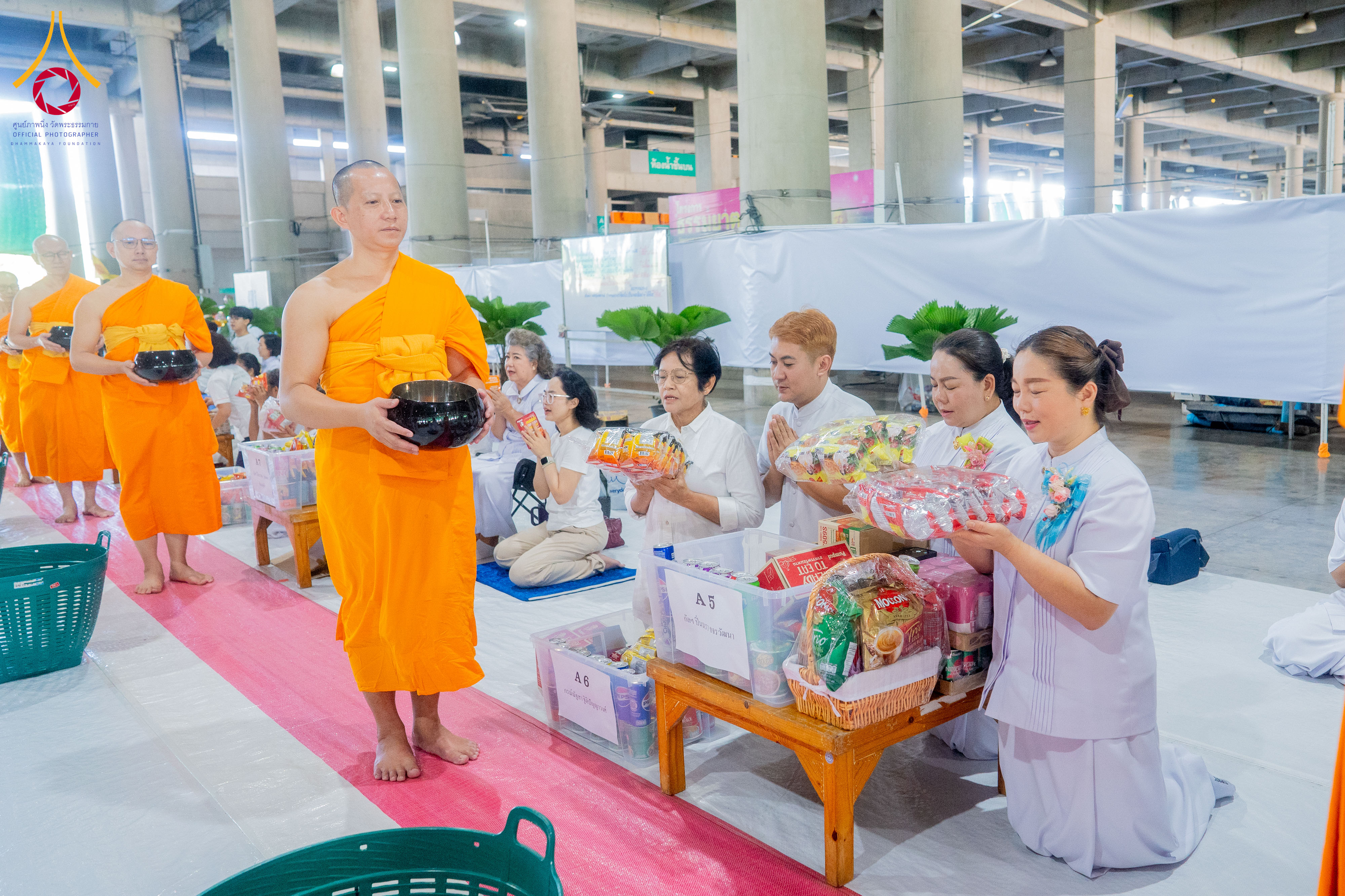 พิธีตักบาตรฉลองพระใหม่ โครงการอุปสมบทรุ่นผู้บริหาร