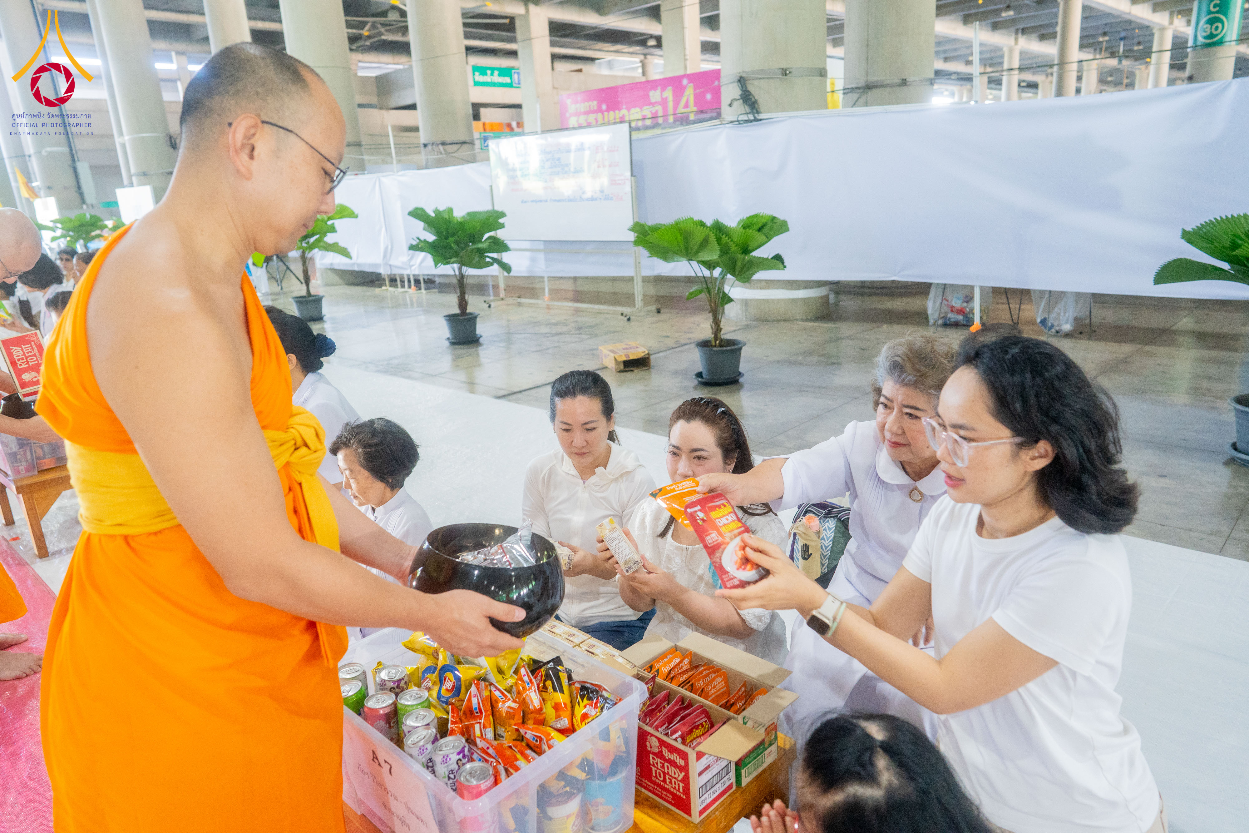 พิธีตักบาตรฉลองพระใหม่ โครงการอุปสมบทรุ่นผู้บริหาร