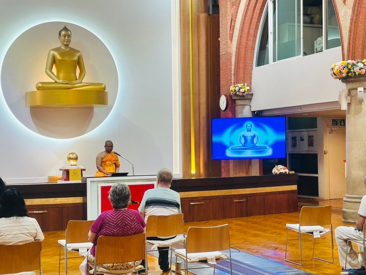 วัดพระธรรมกายลอนดอน จัดกิจกรรมคลาสสอนสมาธิแก่ชาวท้องถิ่น