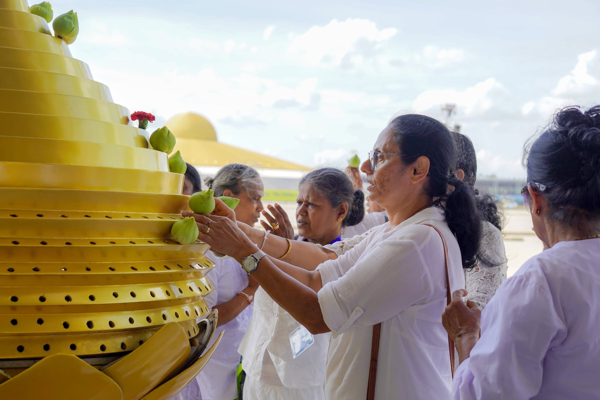 คณะผู้แสวงบุญจากประเทศศรีลังกา เดินทางมาเยี่ยมชมวัดพระธรรมกาย